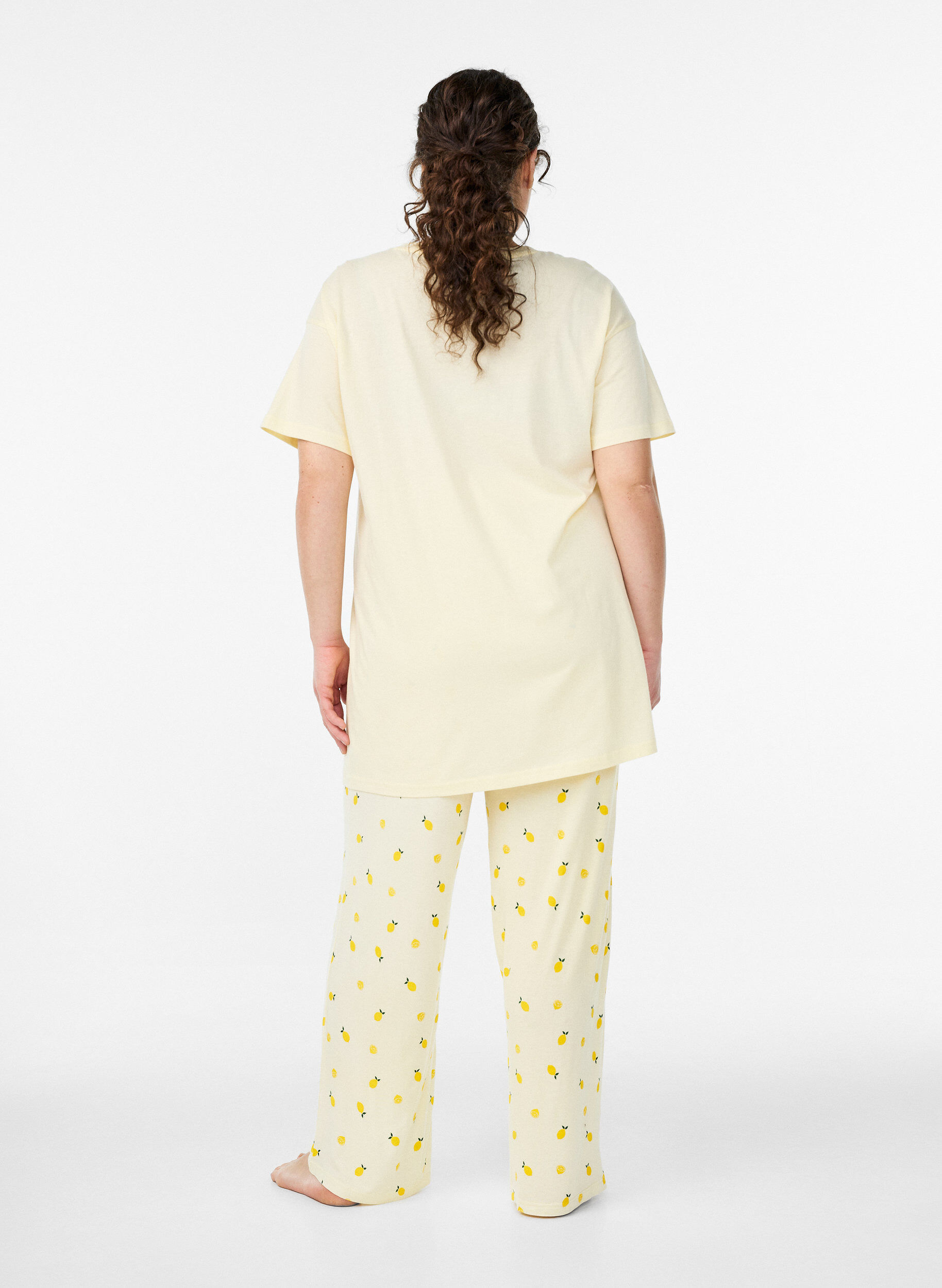 ZizziPyjamasbukse i mykt jerseystoff med h&oslash;y midje og frukttrykk, Gul, Model image number 1