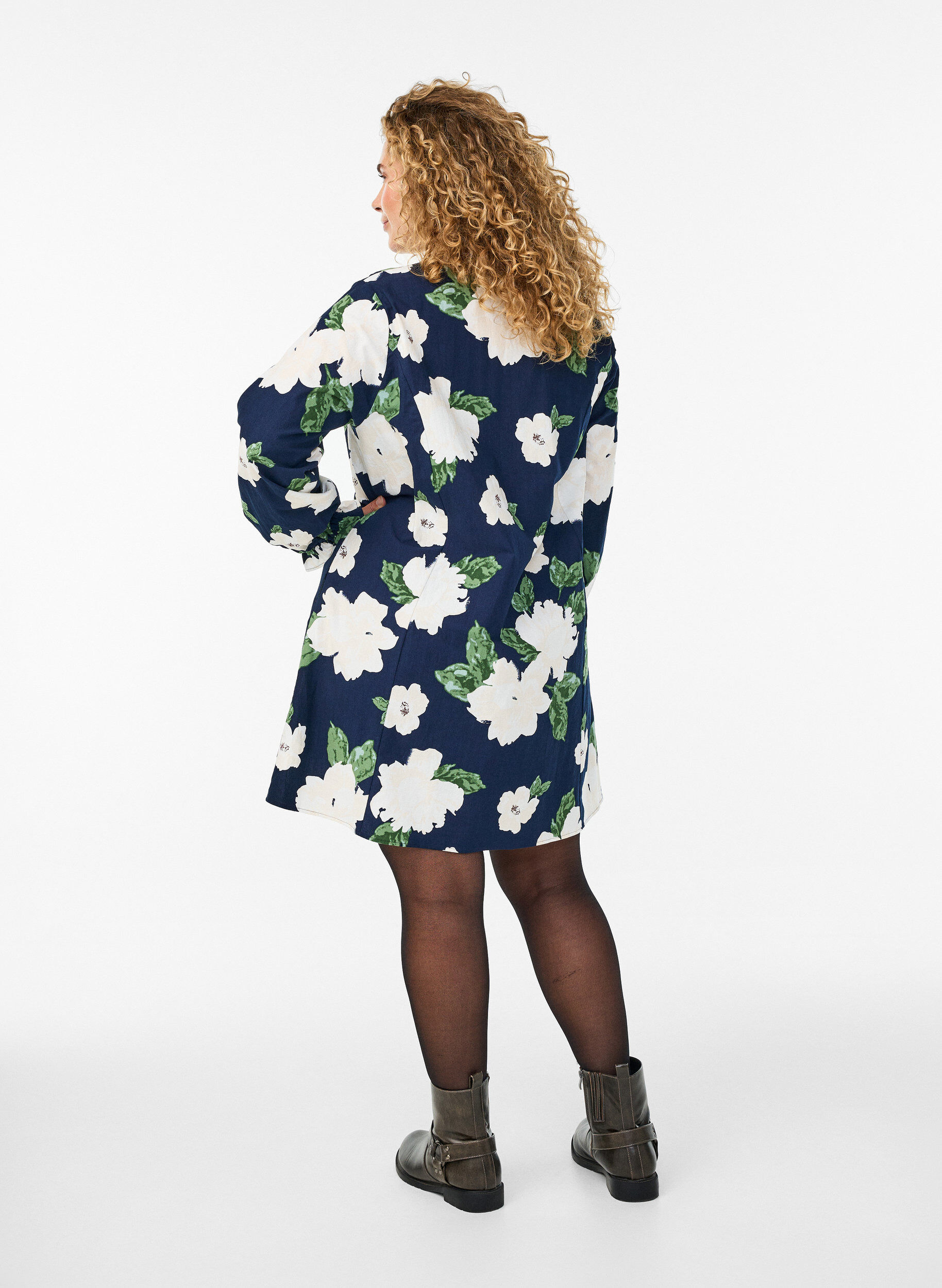 Zizzi Kort bomullskjole med V-hals og lange ermer, Bl&aring;, Model image number 2