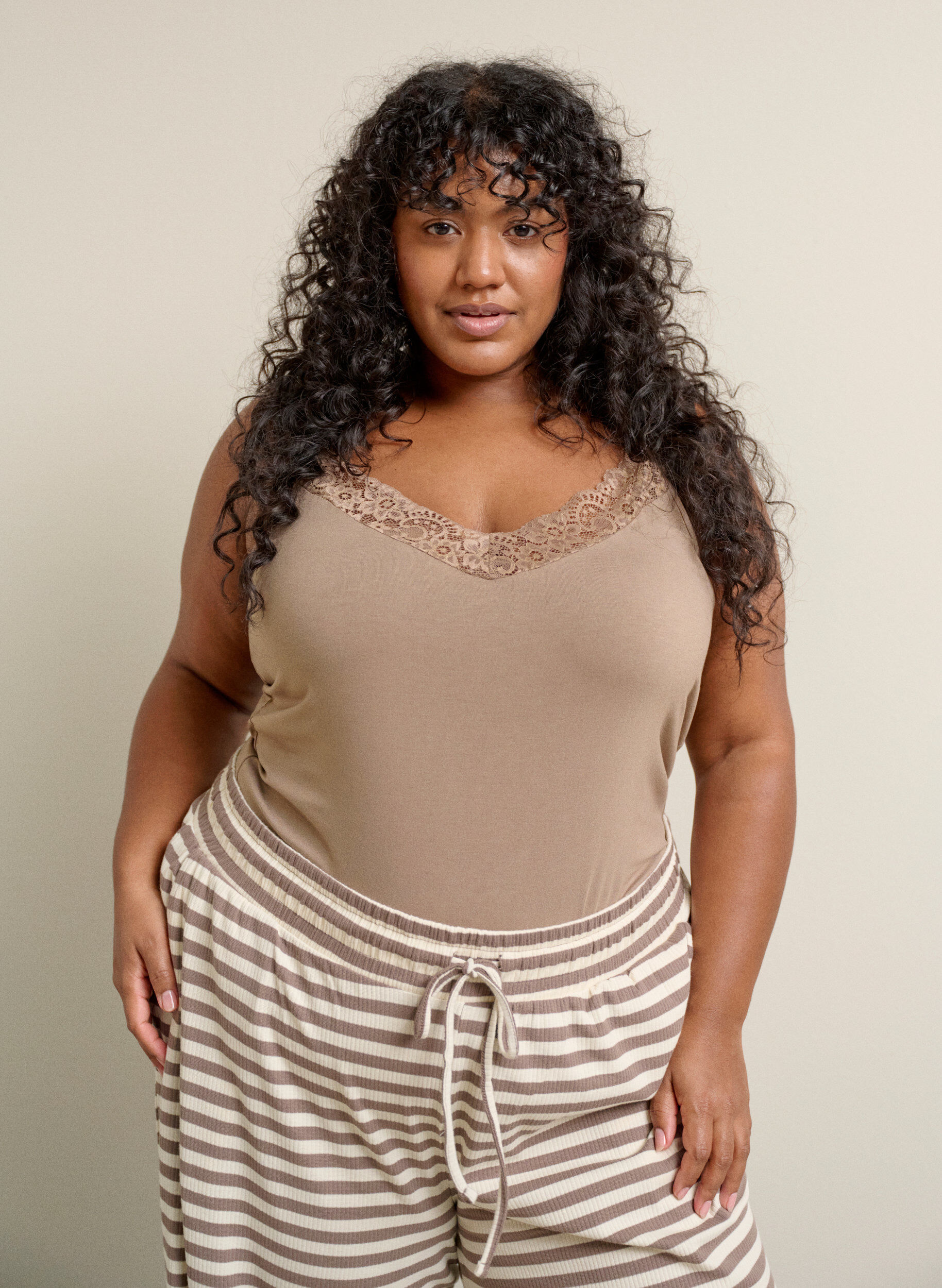 Zizzi Topp i viskose med blondekant, Beige, Image image number 0