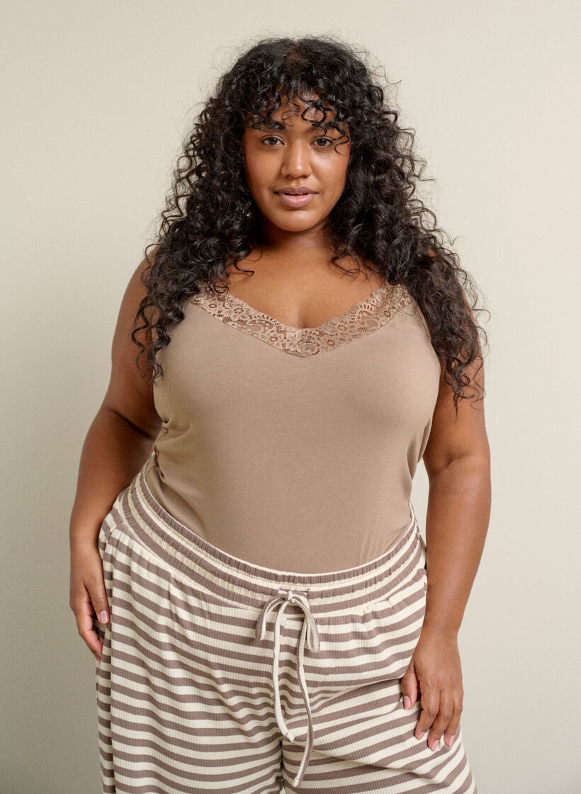 Topp i viskose med blondekant, Beige, Image image number 0