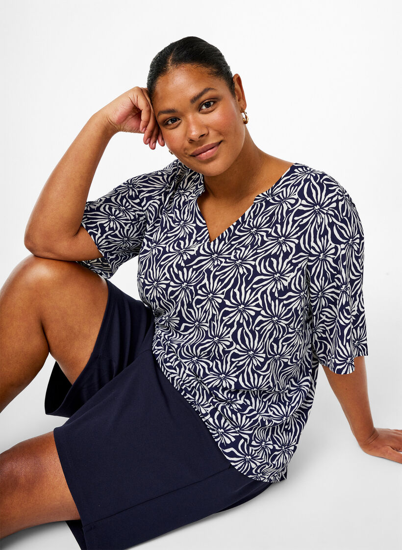 Bluse med V-hals og blomstertrykk, White Blue Flower, Image image number 0