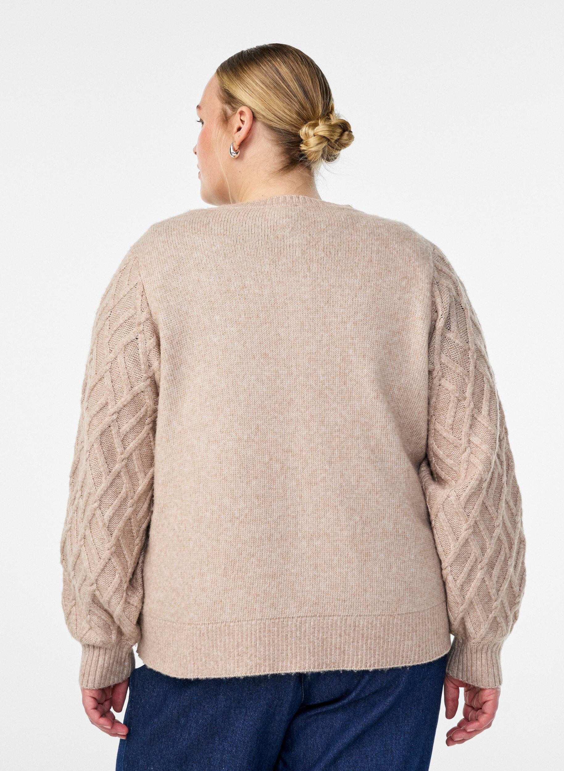 Zizzi Kabelstrikket cardigan med perleknapper, Beige, Model image number 2