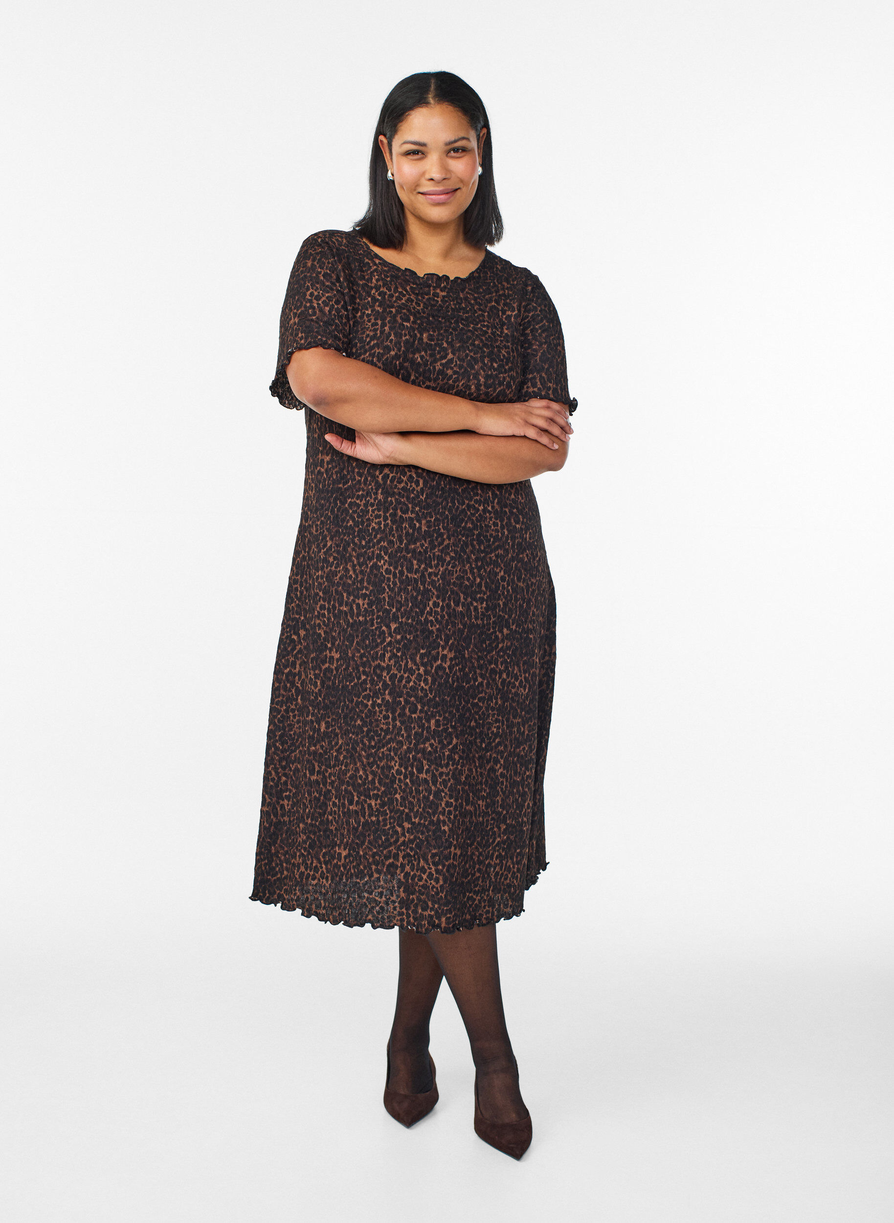 Teksturert midikjole med korte ermer, Brun, Model