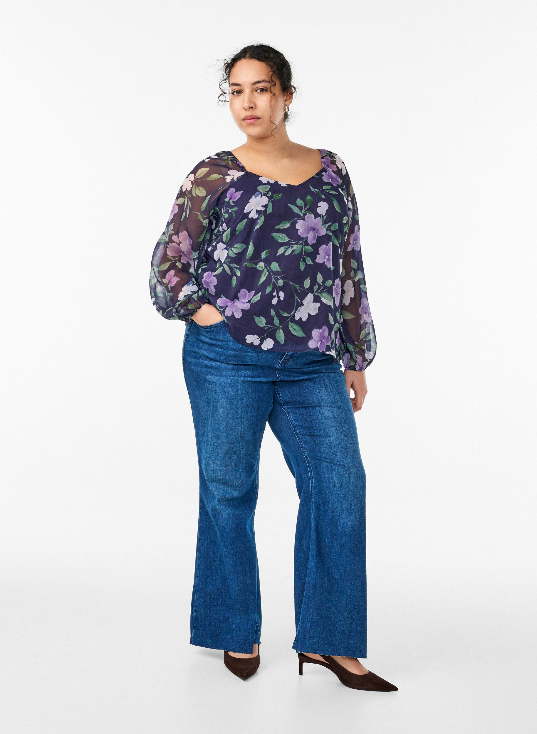 Zizzi Chiffonbluse med blomstertrykk og lange ermer, Bl&aring;, Model image number 1