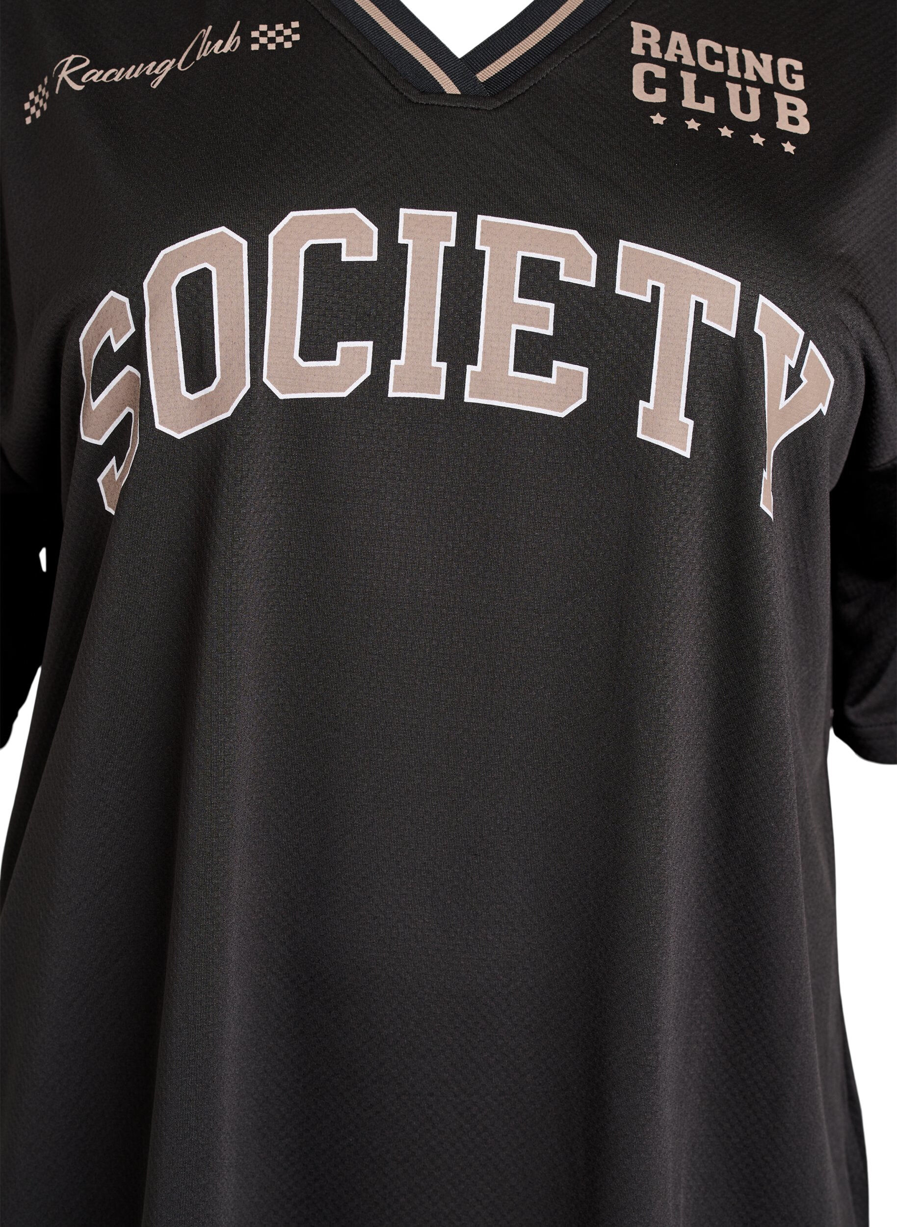 Zizzi Sporty T-skjorte med V-hals og racermotiv, Svart, Packshot image number 2