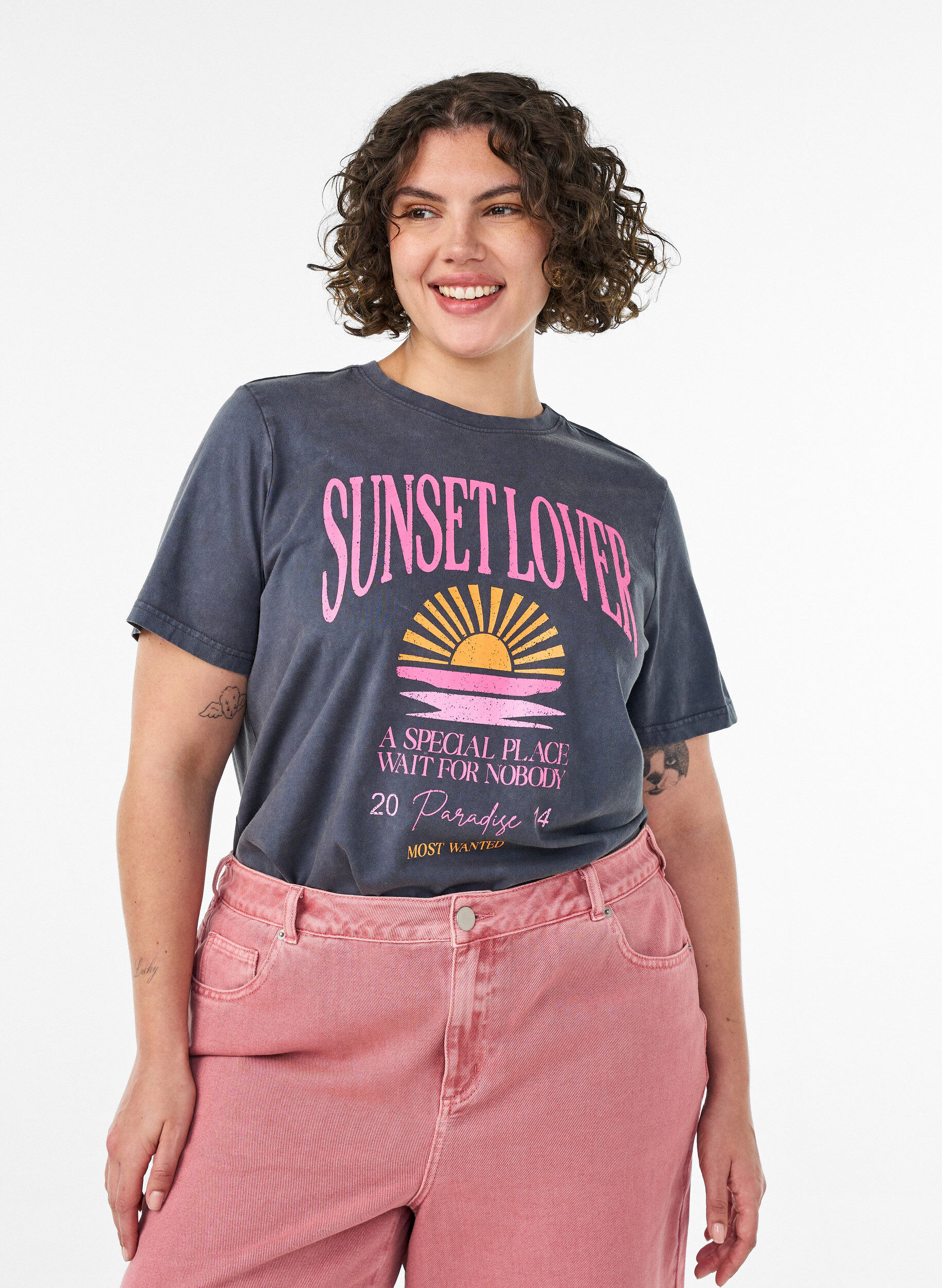 T-skjorte i bomull med frontprint og vasket look, Gr&aring;, Model
