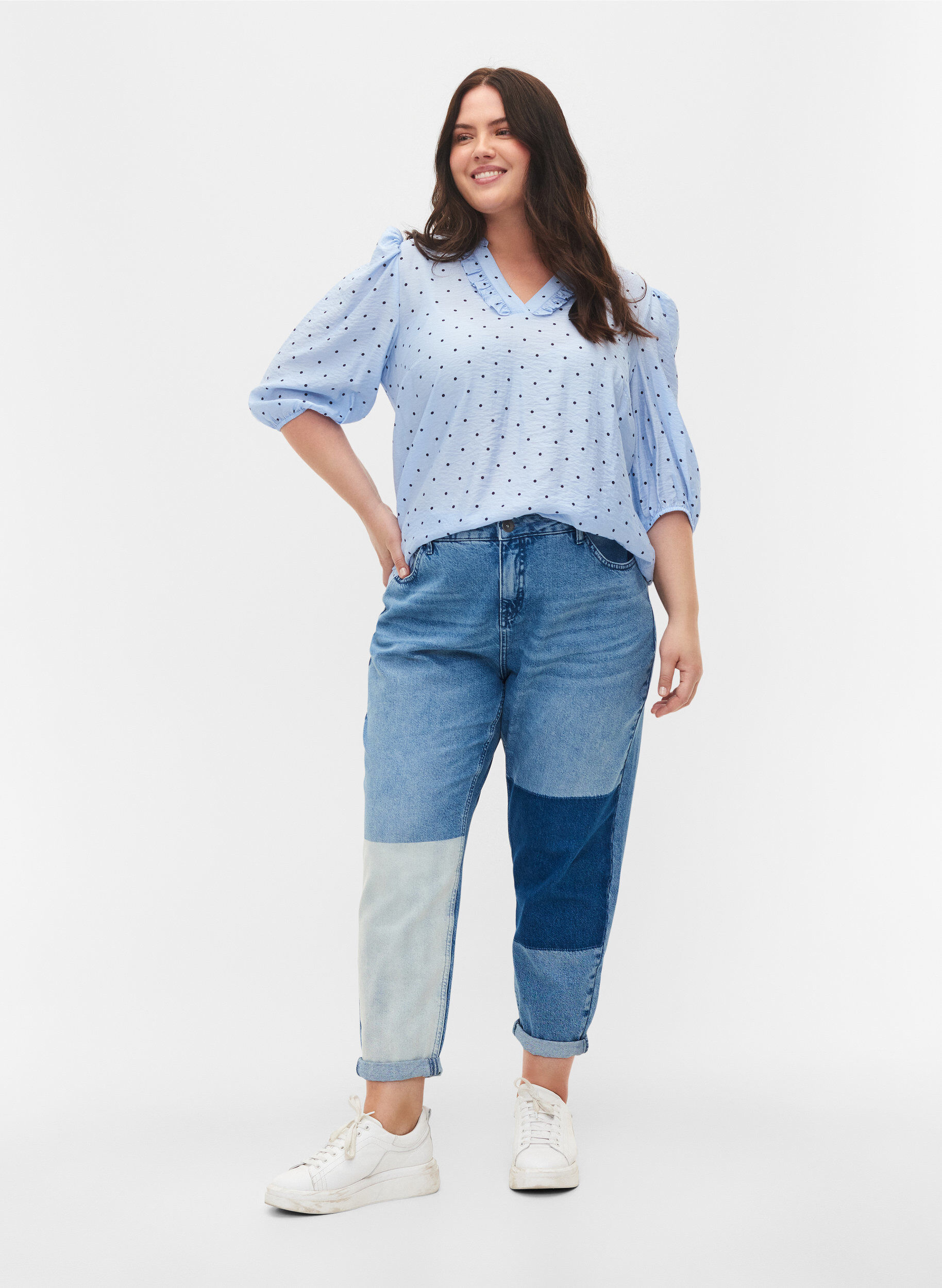 Zizzi Prikkete bluse med 3/4 ermer i viskosemateriale, Light Blue Dot, Model image number 2