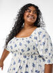 Blomstrete midikjole av viskose med smock, Hvit, Model image number 2