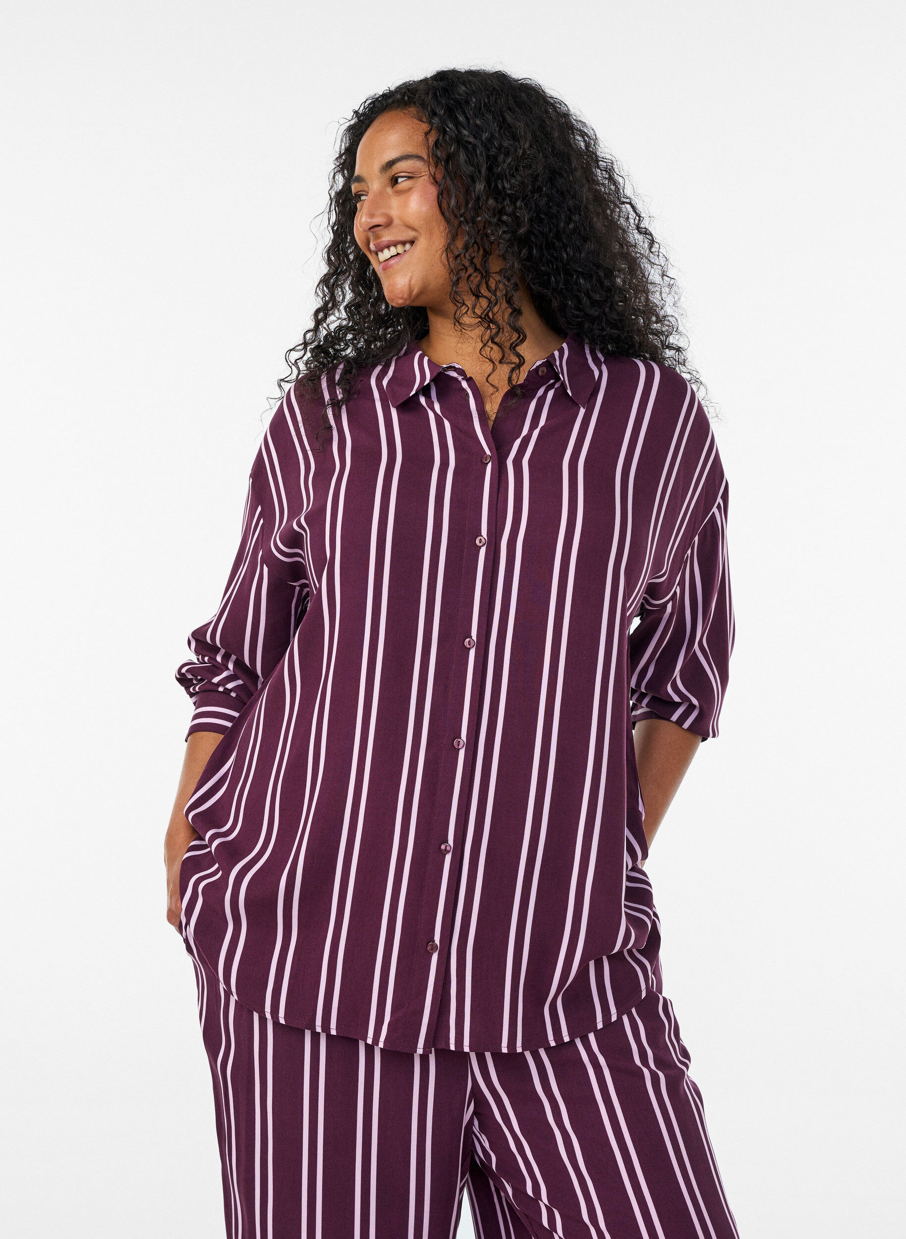 Stripete nattkjole, M&oslash;rk Bordeaux, Model