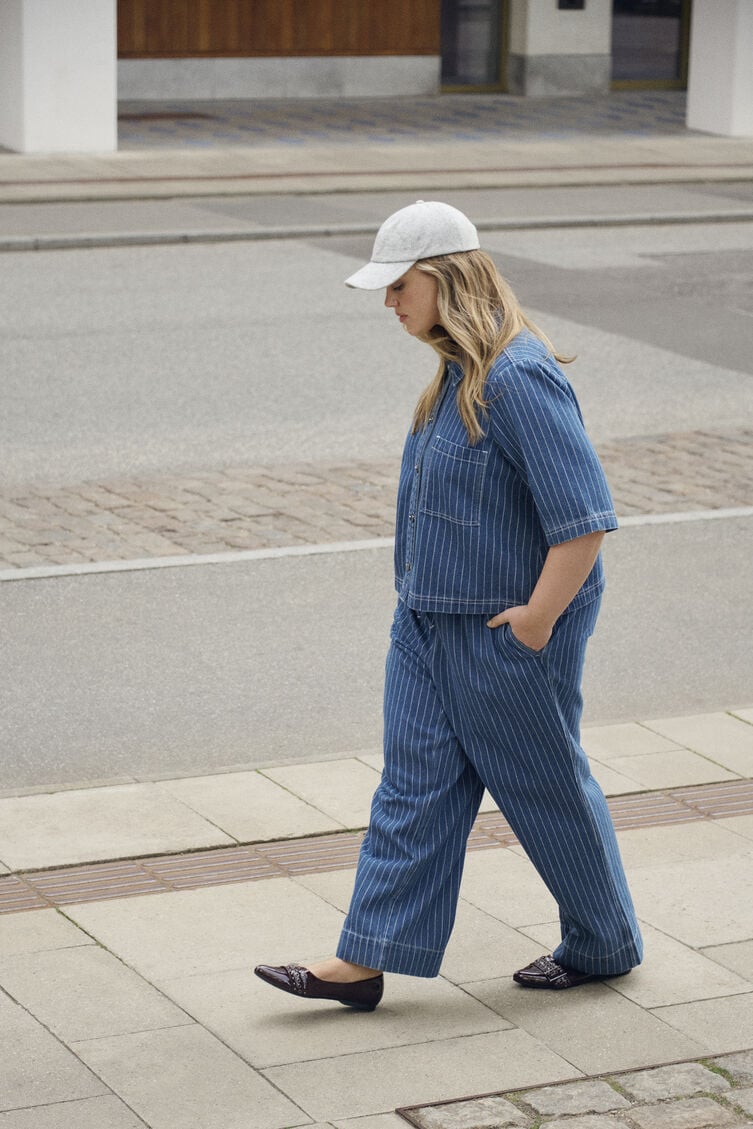 Dobbel denim med striper, , Model