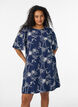 Kort A-formet kjole med brodert m&oslash;nster, Bl&aring;, Model image number 0