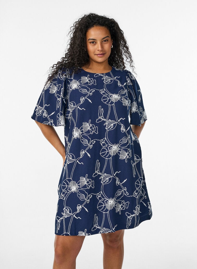 Kort A-formet kjole med brodert m&oslash;nster, Bl&aring;, Model image number 0