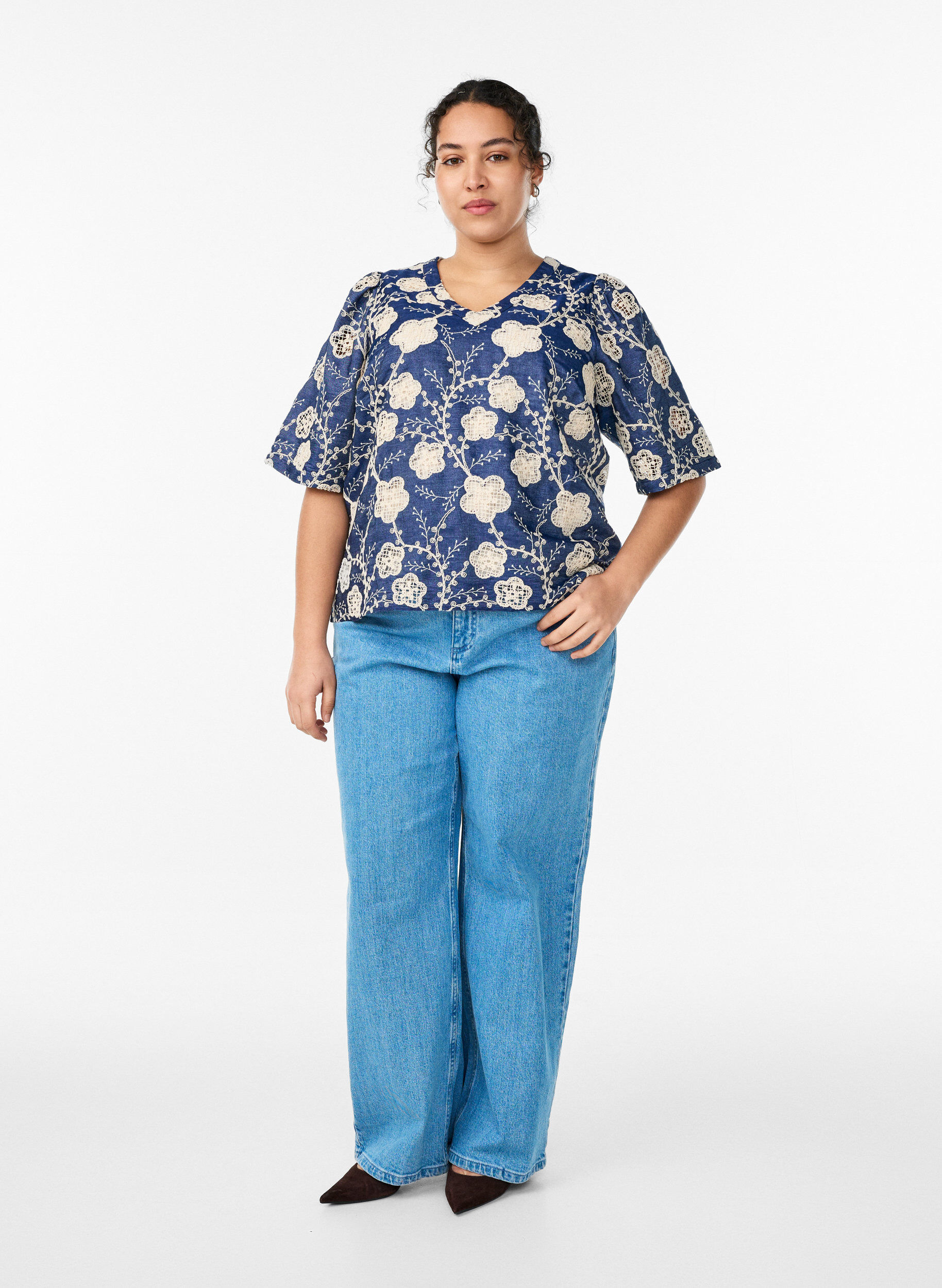 Zizzi Bluse med V-hals og brodert m&oslash;nster, Bl&aring;, Model image number 1