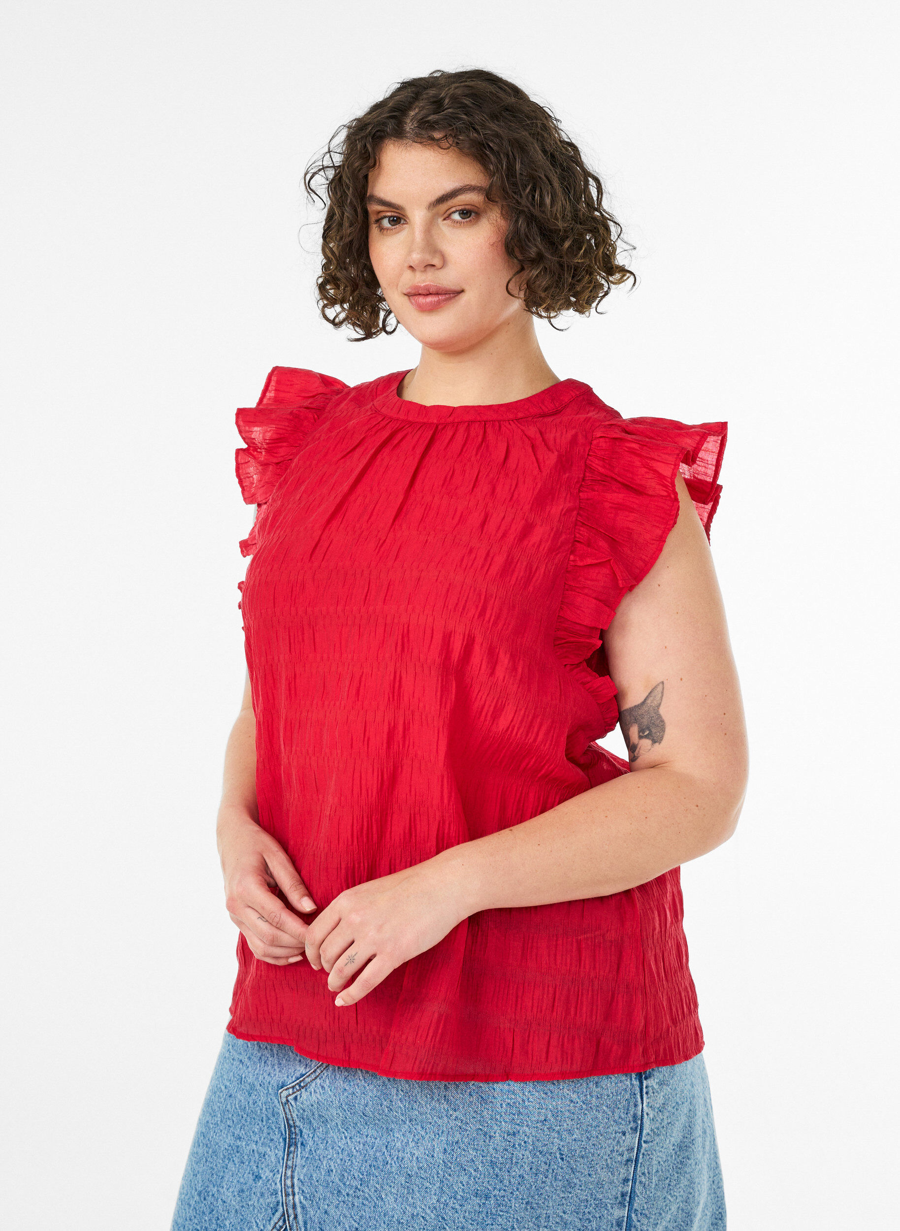 Ermel&oslash;s bluse med tekstur og volanger, R&oslash;d, Model