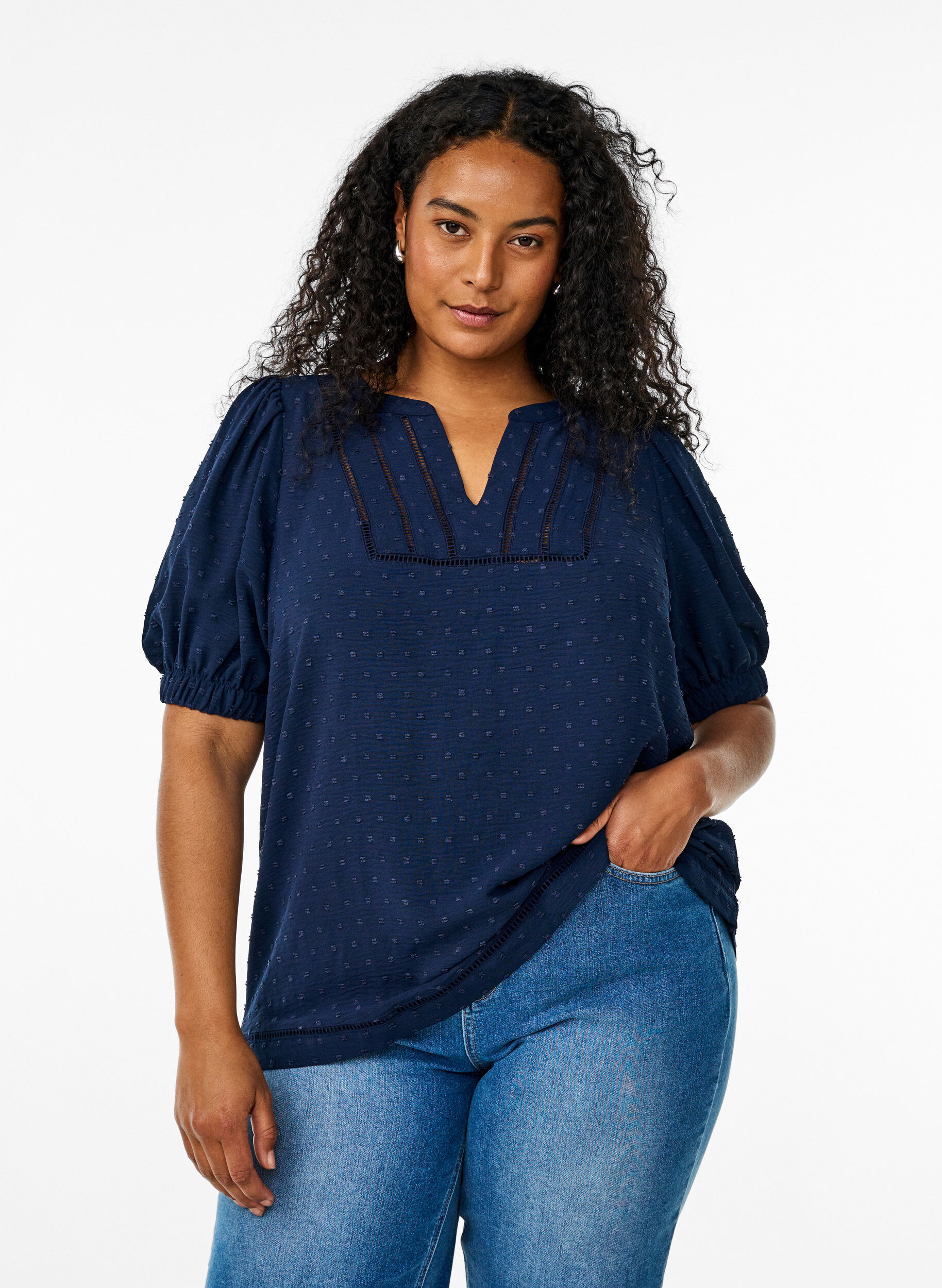 Zizzi Bluse med korte puff ermer og prikkete tekstur, Navy Blazer, Model image number 0