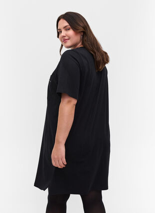 Lang T-skjorte i bomull med brystlomme med nagler, Black, Model image number 1