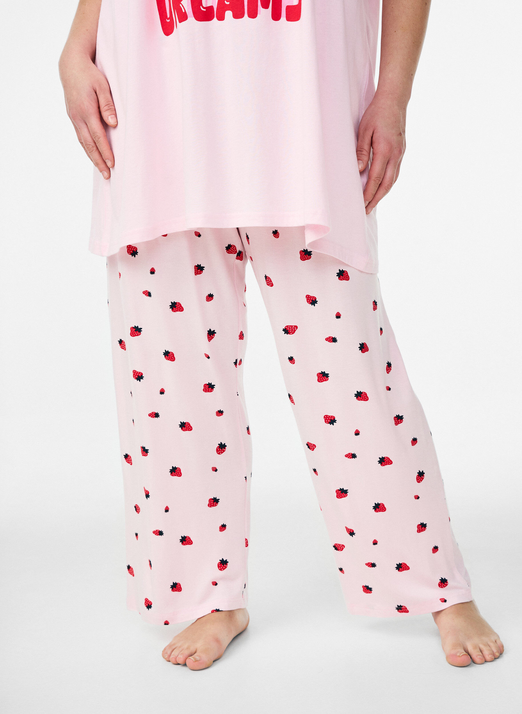 Zizzi Pyjamasbukse i mykt jerseystoff med h&oslash;y midje og frukttrykk, Rosa, Model image number 2