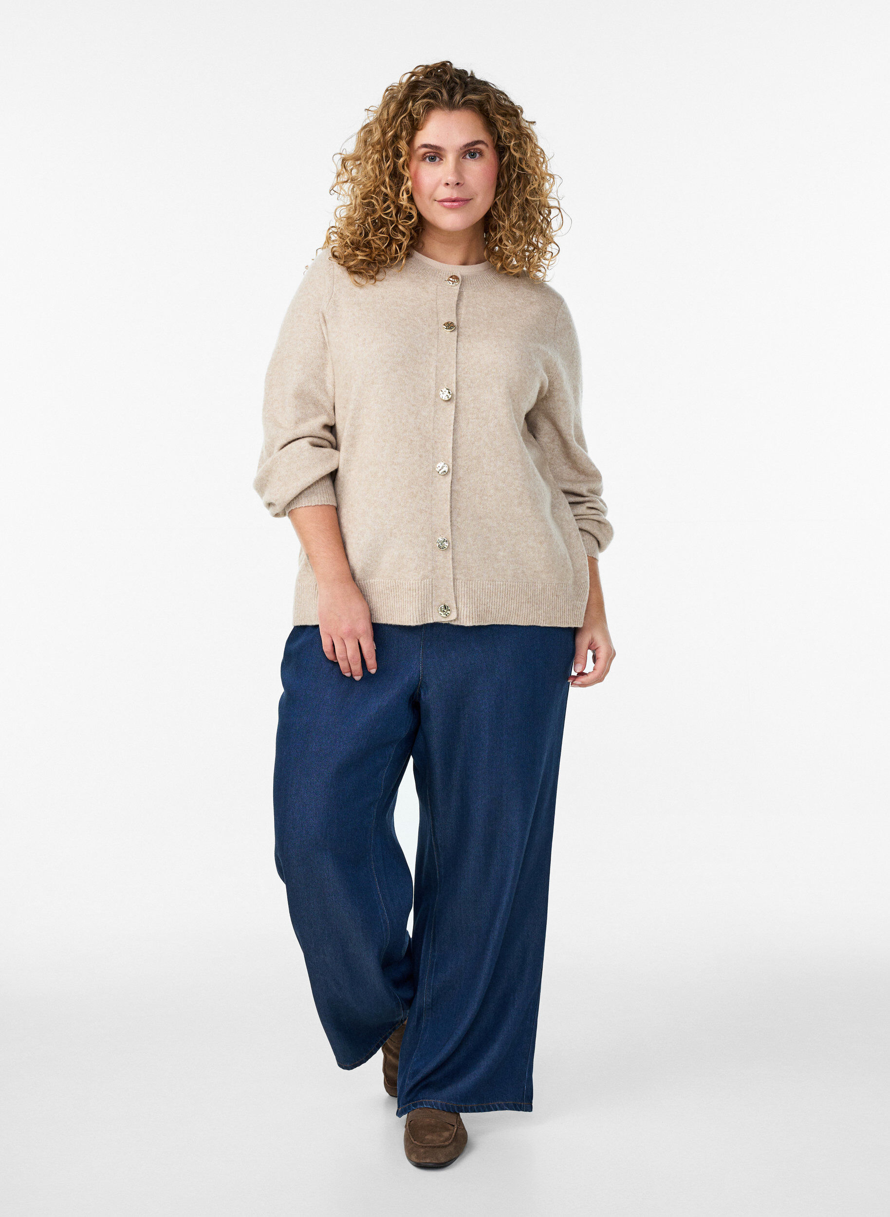 ZizziCardigan i myk strikk med gullfargede knapper, Beige, Model image number 1