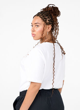 Zizzi T-skjorte i økologisk bomull med broderidetaljer, Bright White, Model image number 1