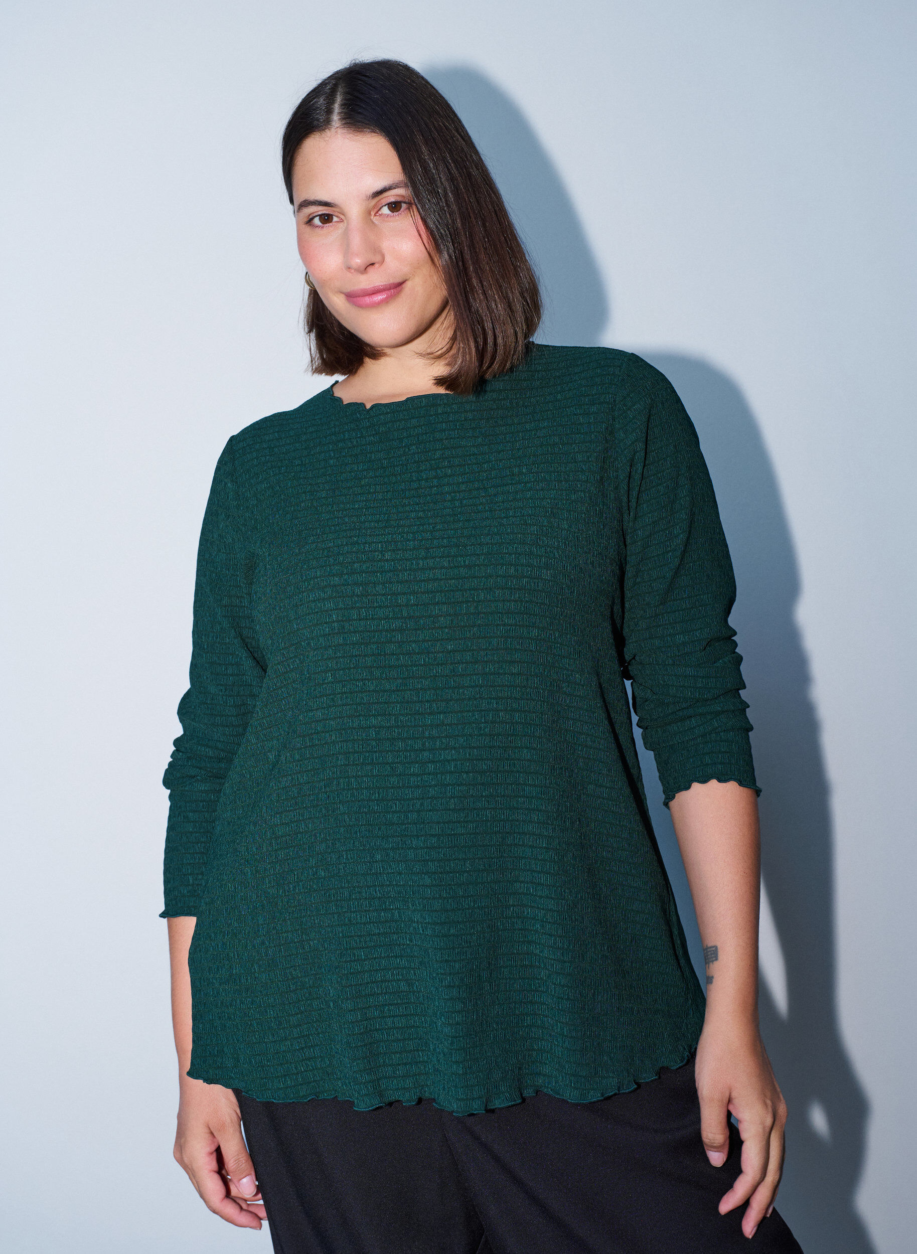 Strukturert bluse med b&oslash;lgede kanter, Gr&oslash;nn, Model