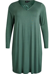 Langermet nattkjole med blondeinnlegg og V-hals, Gr&oslash;nn