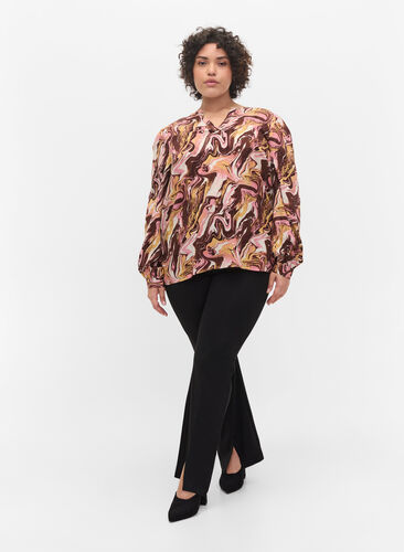 Mønstrete viskosebluse med V-hals, AOP, Model image number 2