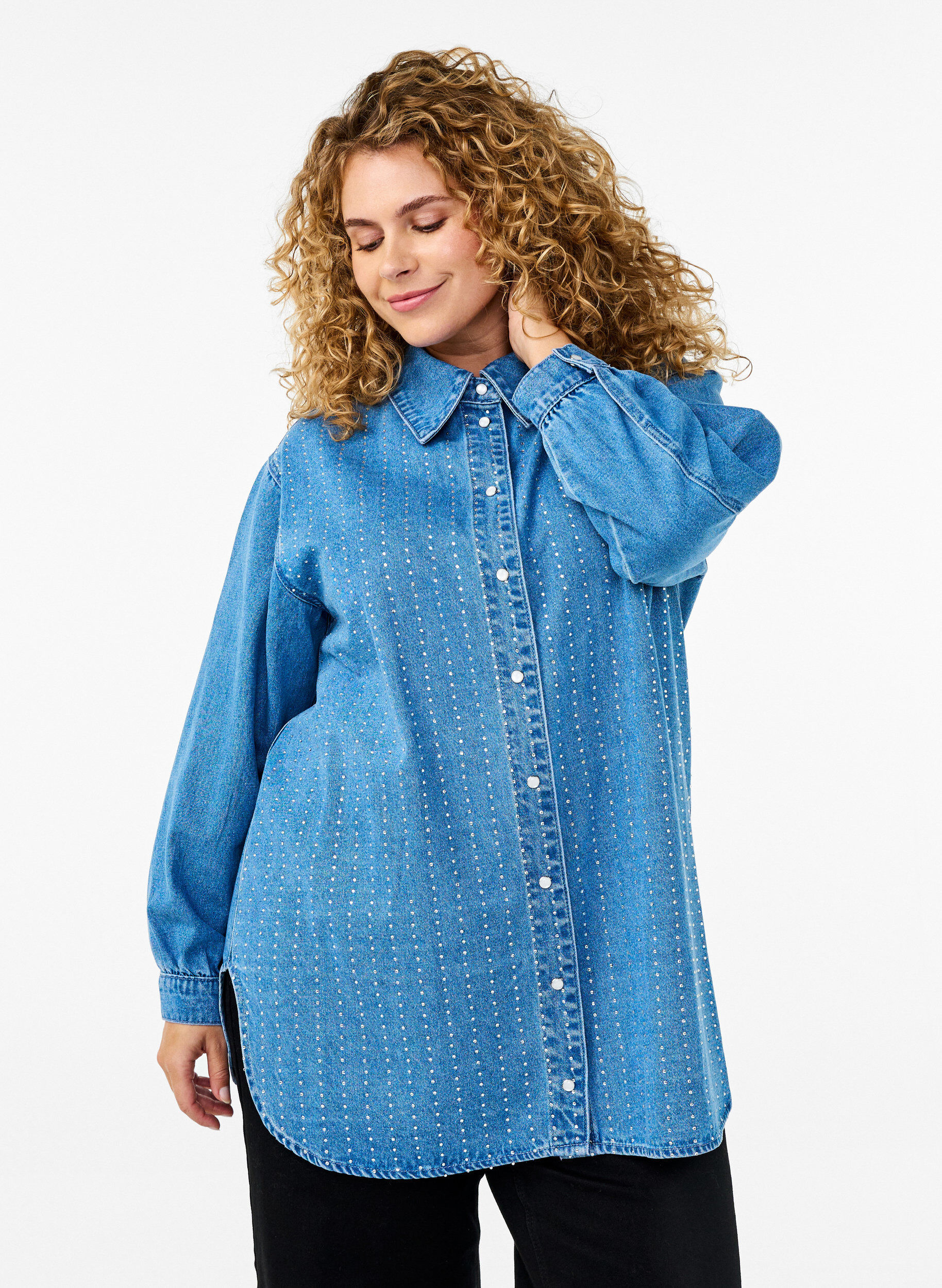 Zizzi Denimskjorte med rhinesteiner, Light Blue Denim, Model image number 0