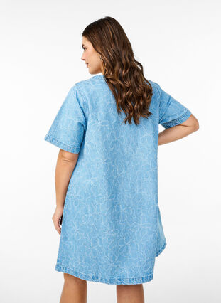 Zizzi Kort denimkjole med A-linje-snitt og blomster mønster, Blå, Model image number 2