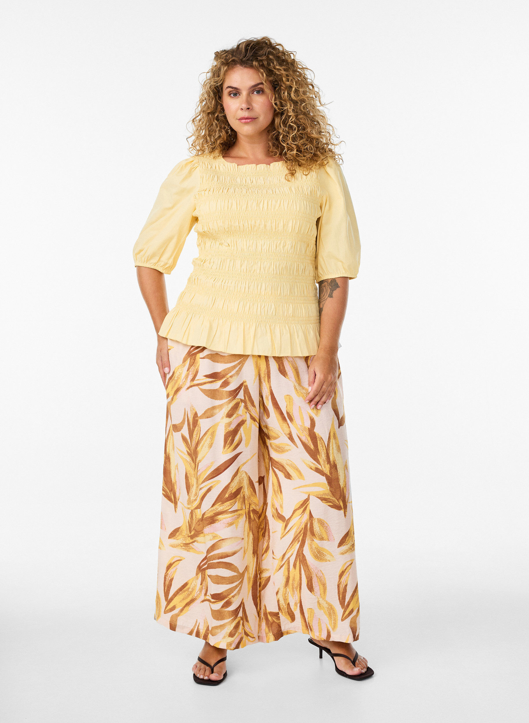 ZizziSmockbluse med volangkant og b&aring;thals, Gul, Model image number 1