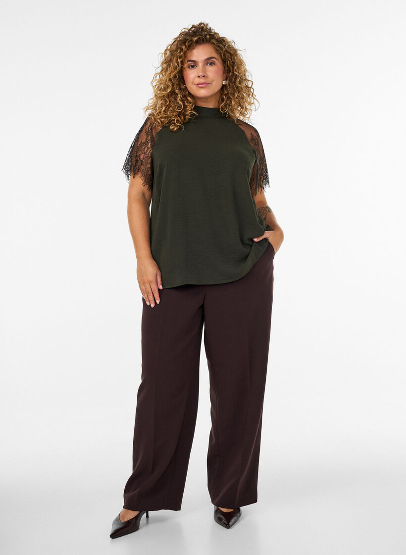 Bluse med korte blondeermer og h&oslash;y hals, Gr&oslash;nn, Model image number 1