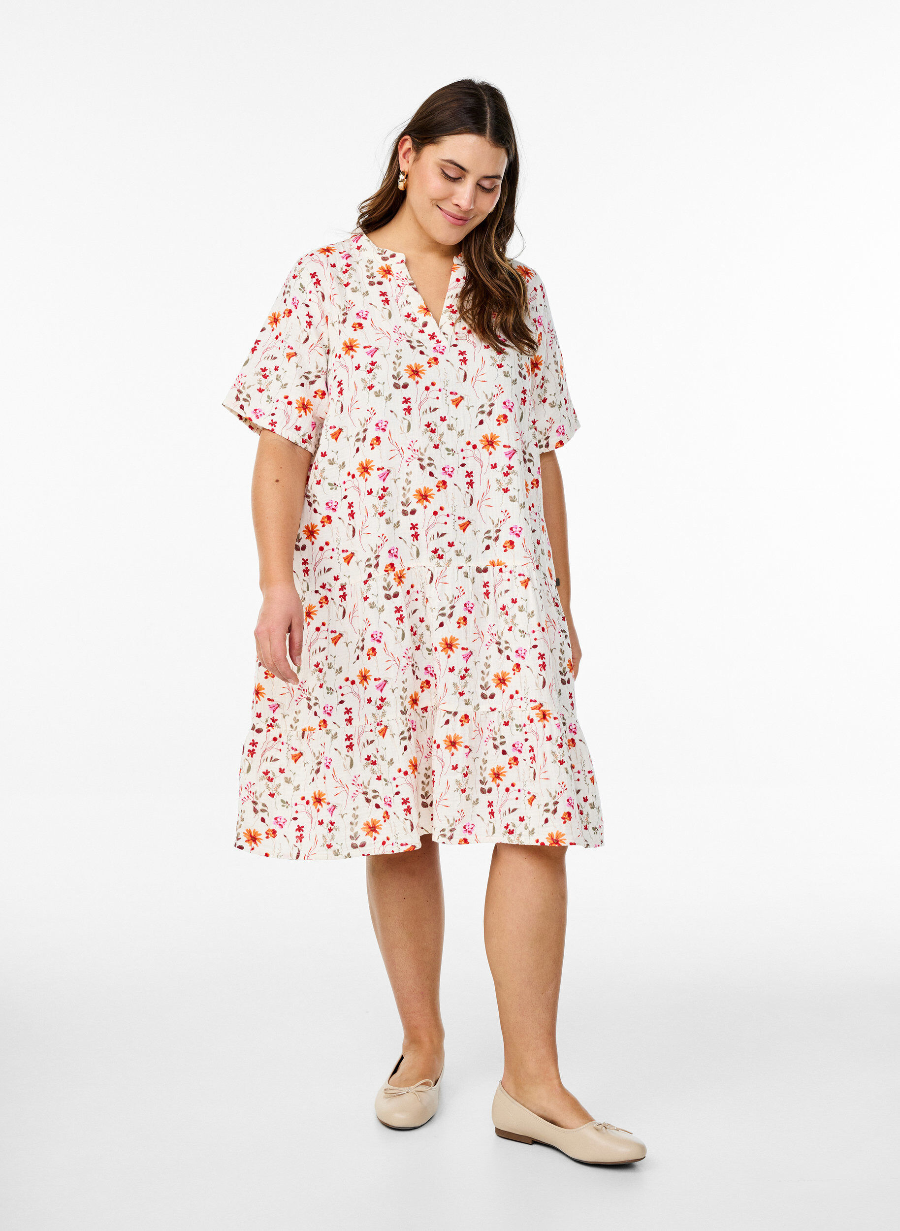 Zizzi Kort kjole av bomullsmuslin med blomster, Hvit, Model image number 1