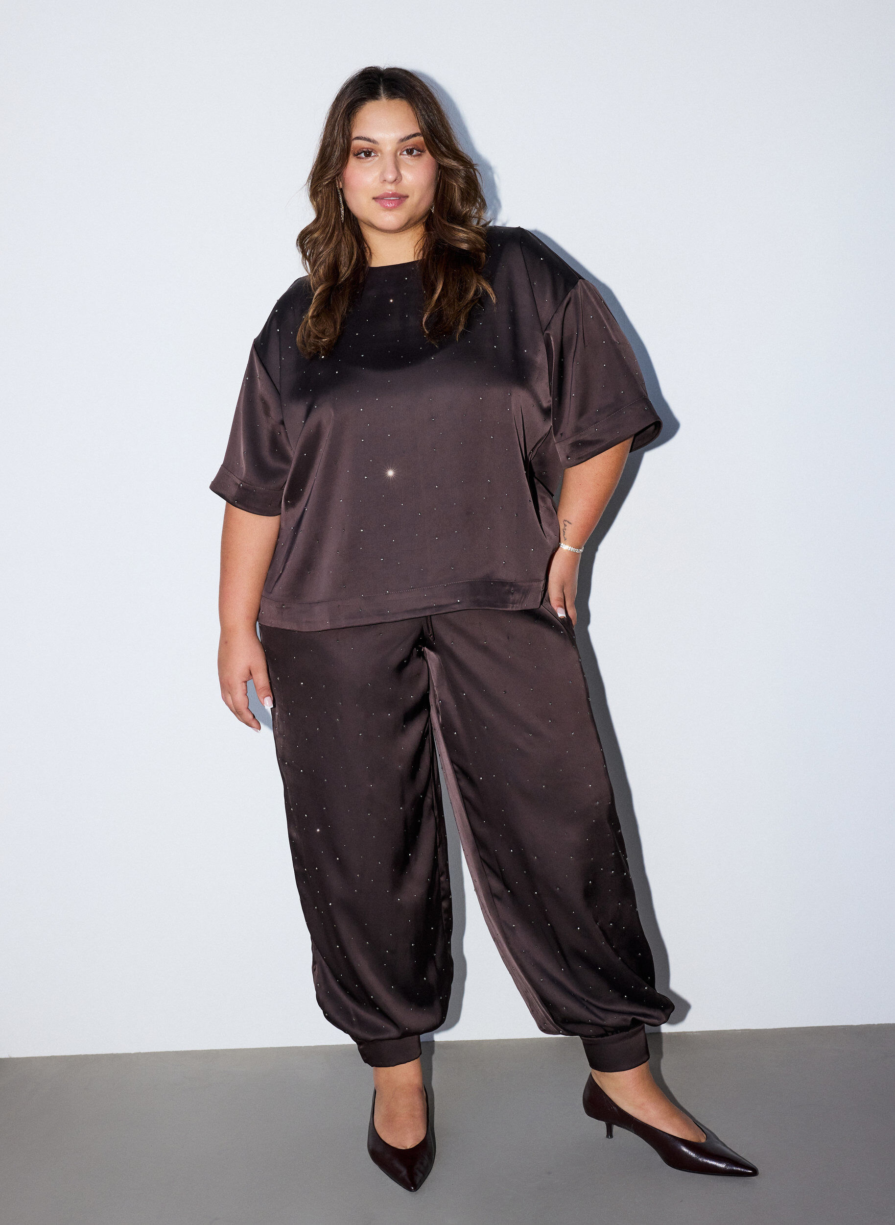 ZizziSatengbluse med rhinsteiner og albuelange ermer, Brun, Model image number 1