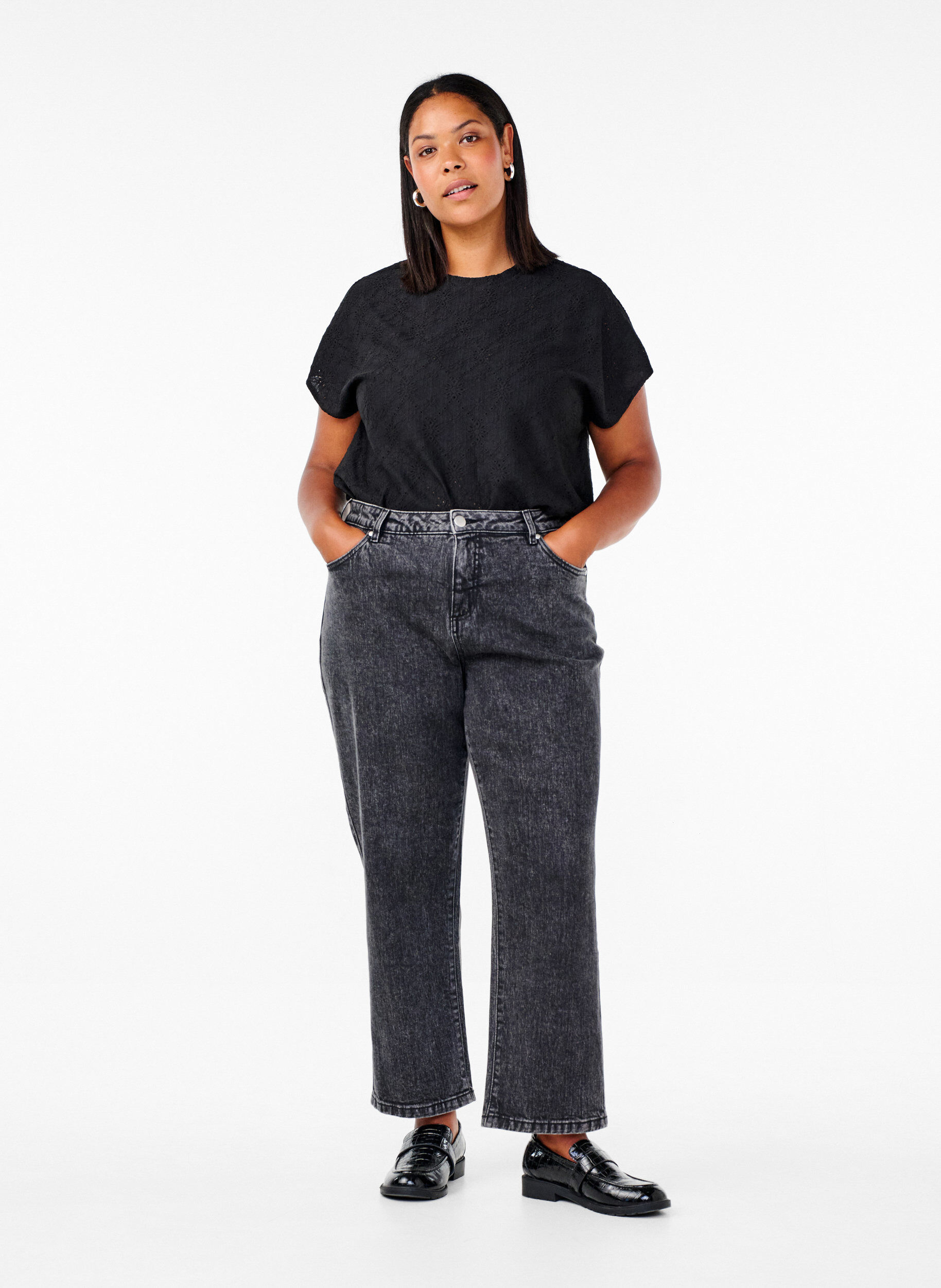 Zizzi Bluse med korte ermer og blomsterbroderi, Black, Model image number 2