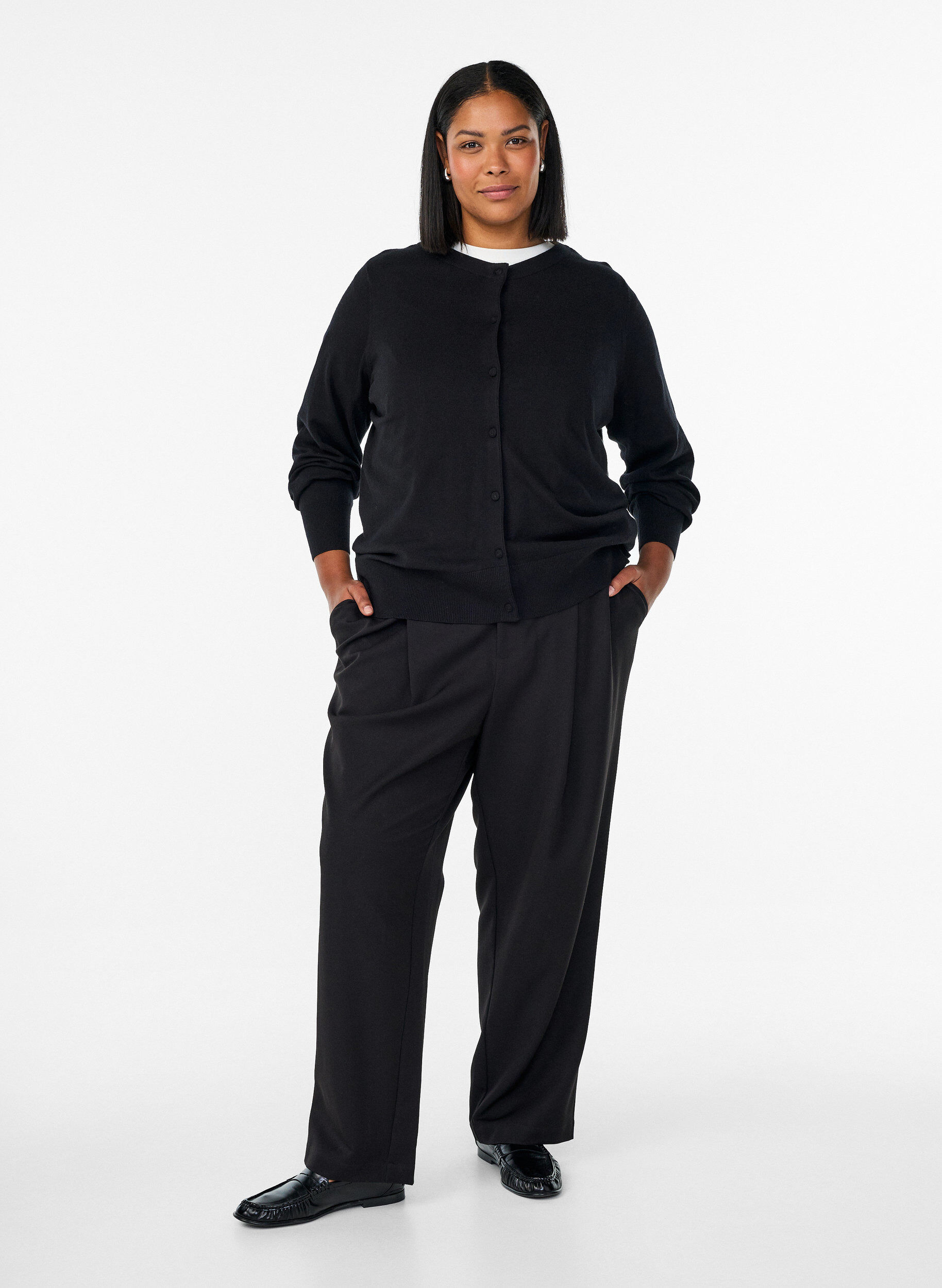 Zizzi Cardigan med rund hals og stofftrukne knapper, Svart, Model image number 1