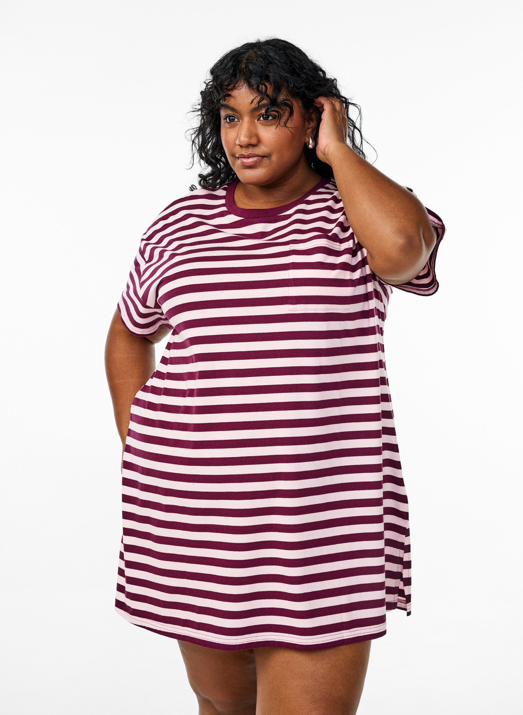 Zizzi Lang natt-t-skjorte i &oslash;kologisk bomull med striper, R&oslash;d, Model image number 0