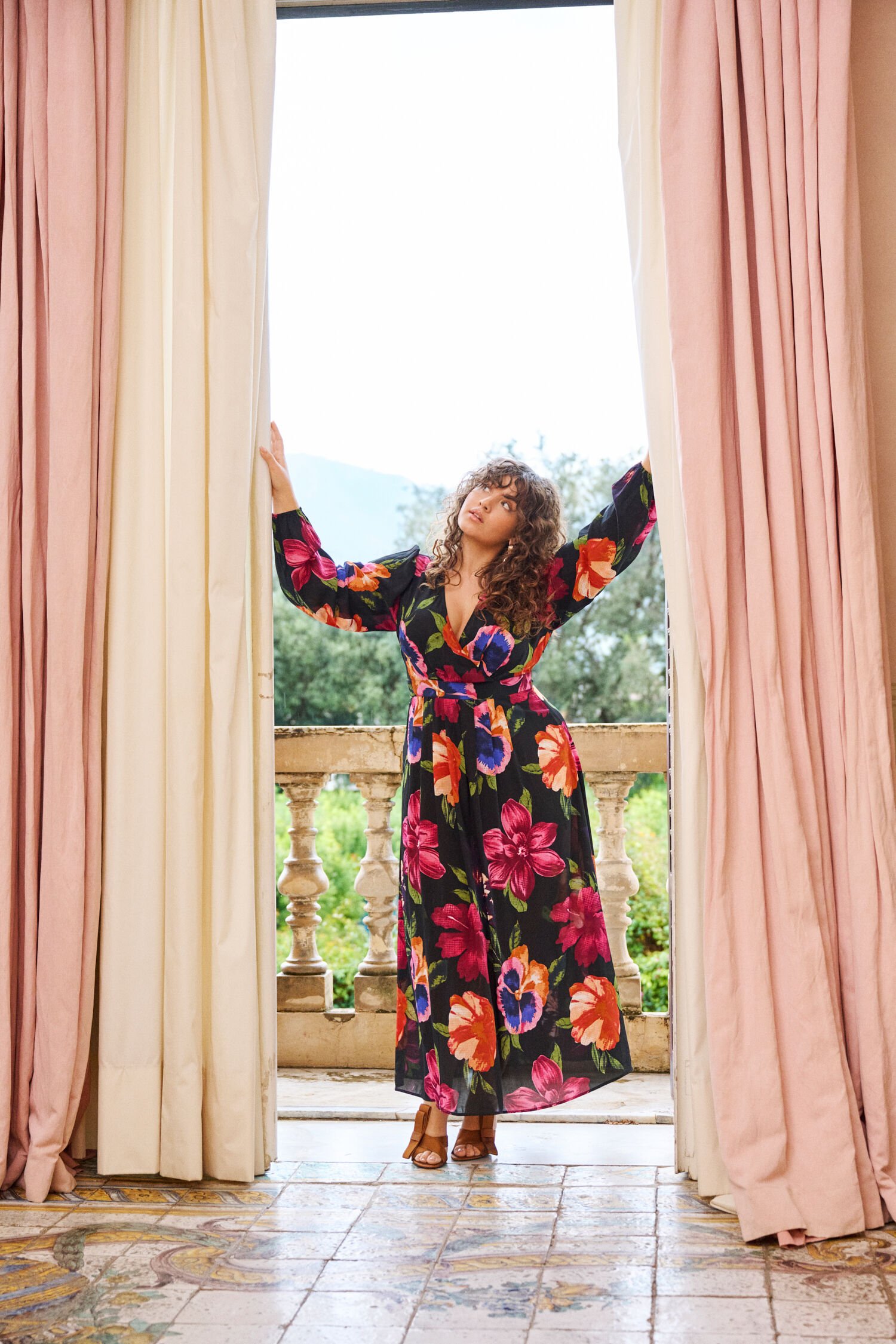 Maxikjole med omslagsutringning, , Model