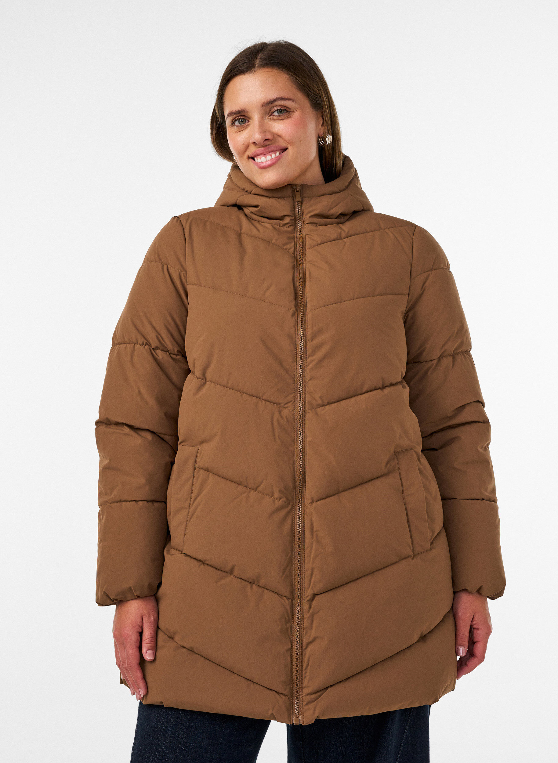 Mellomlang pufferjakke med hette, Brun, Model