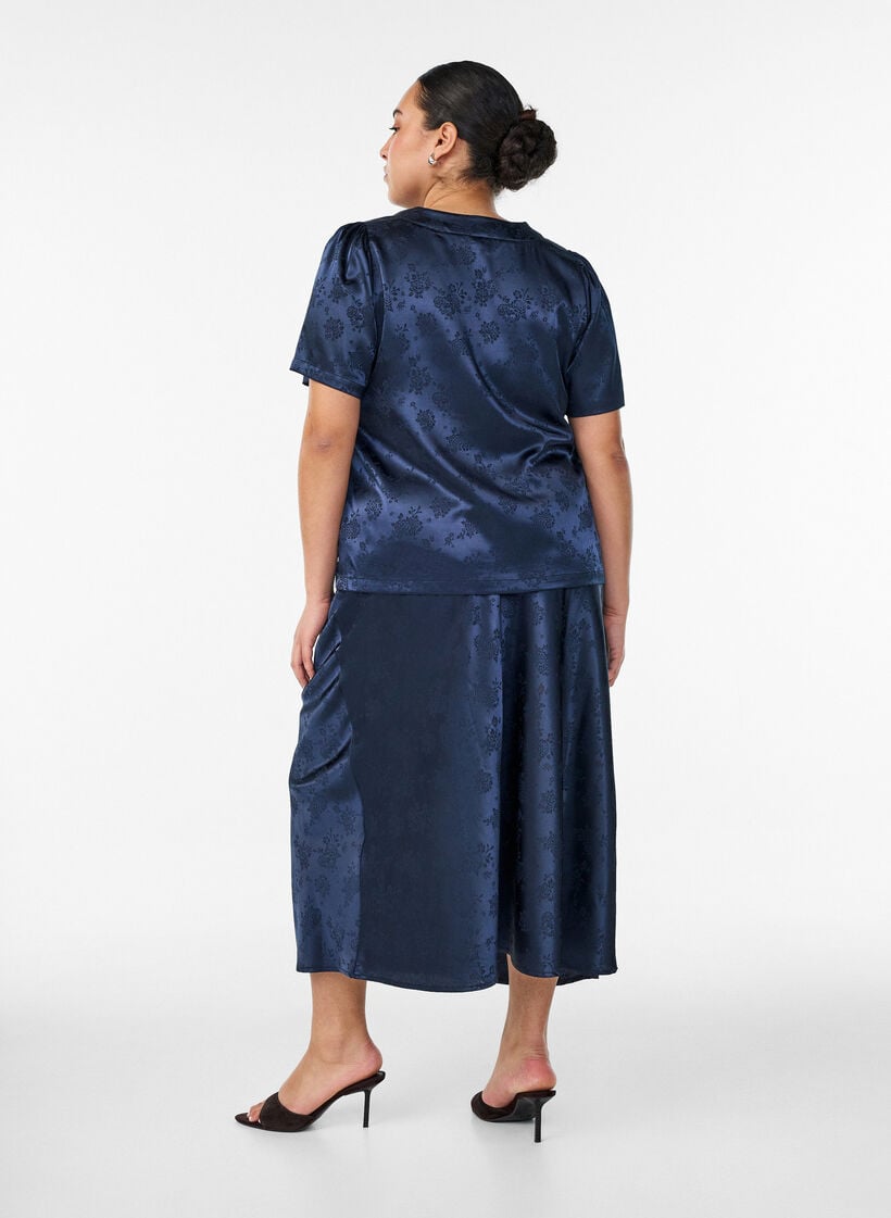Satengskj&oslash;rt med ton-i-ton blomsterprint, Bl&aring;, Model image number 1