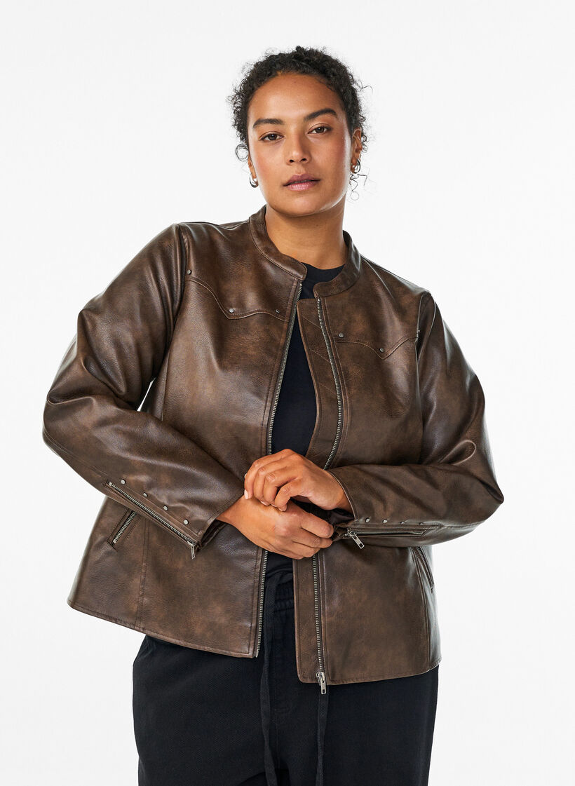 Imitert skinnjakke med nagler og lommer, Brown, Model
