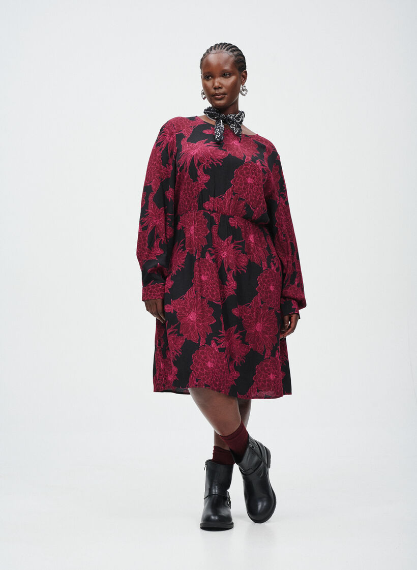 Svart kjole med blomster, , Model