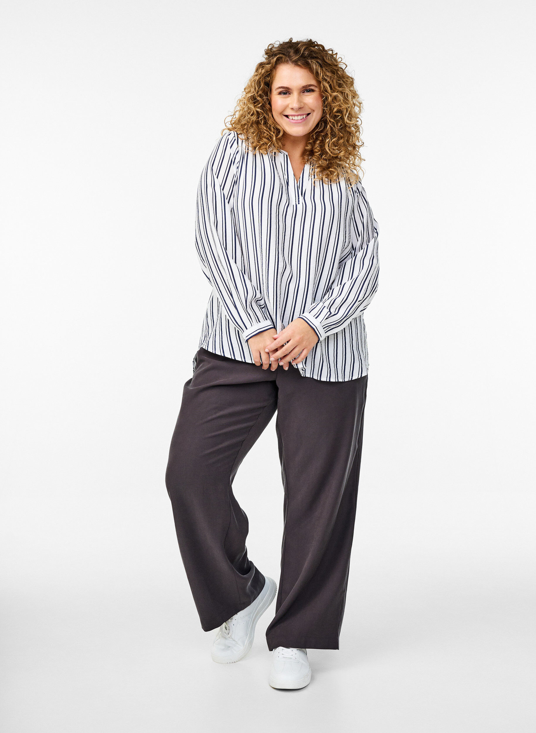 Zizzi FLASH - Stripete skjortebluse med V-hals, Hvit, Model image number 1