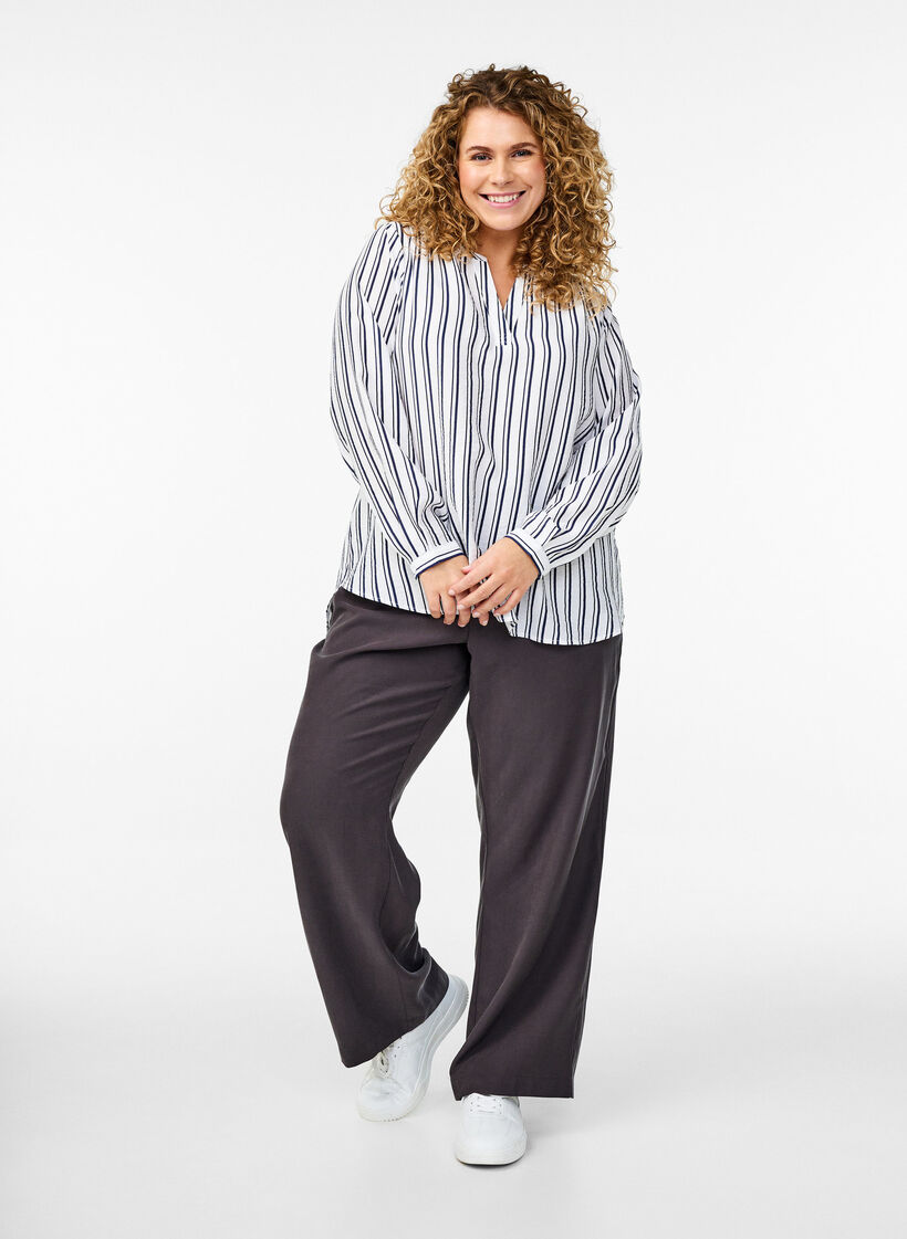 FLASH - Stripete skjortebluse med V-hals, Hvit, Model image number 1