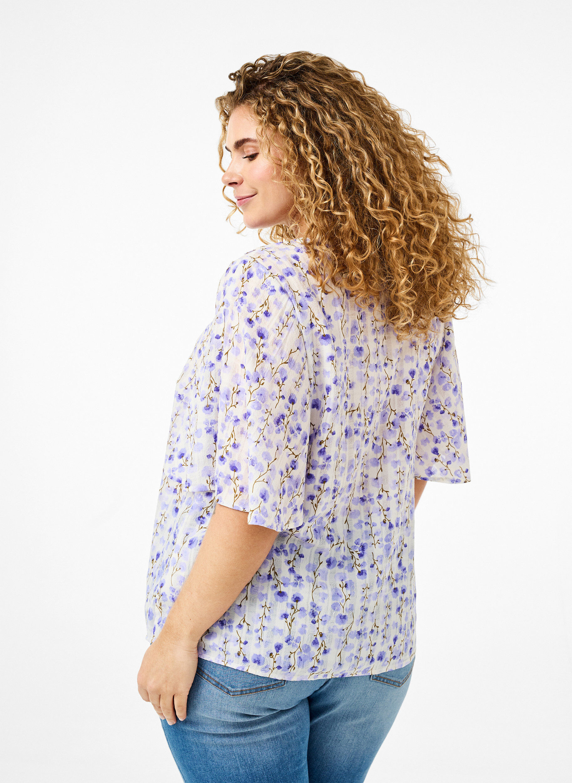 Zizzi Bluse med V-hals og korte ermer med blomstertrykk, Hvit, Model image number 2
