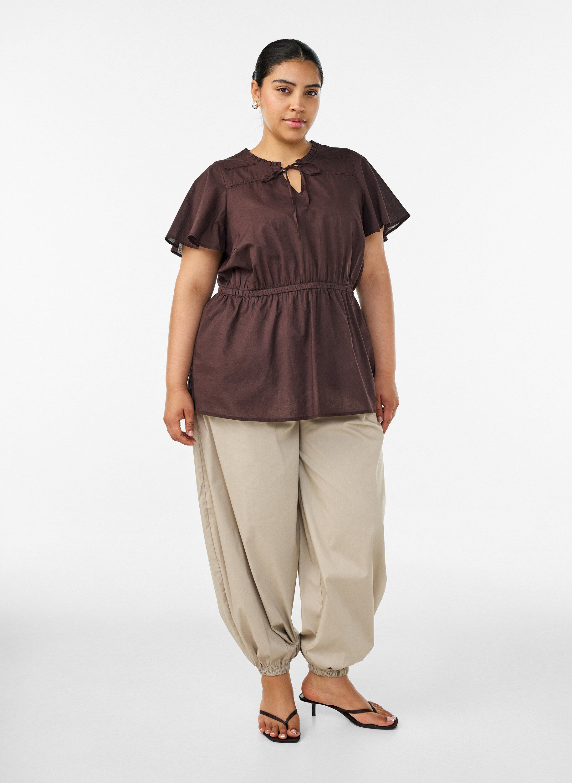 ZizziBluse i bomull med knytesnor og elastisk midje, Brun, Model image number 1