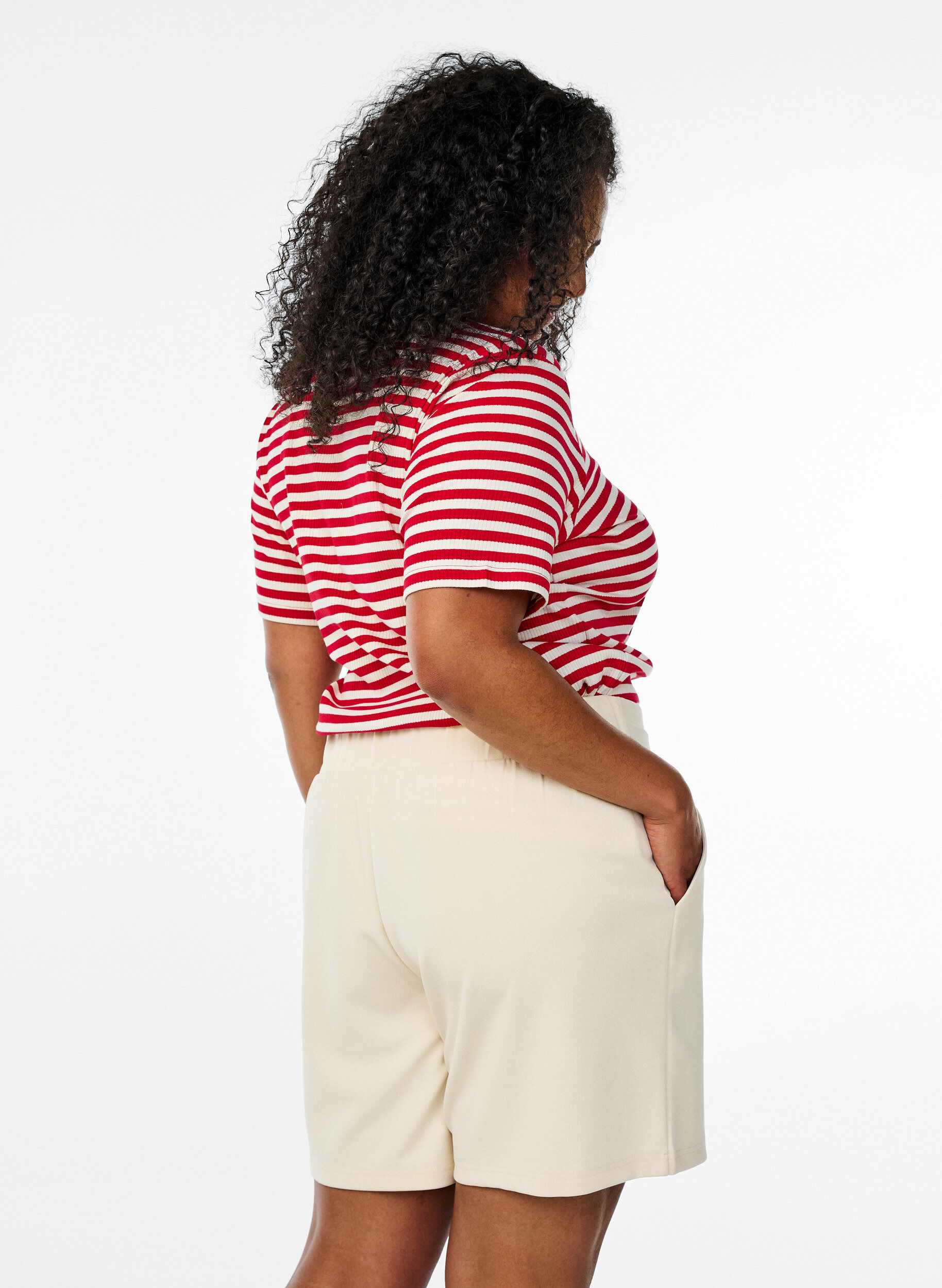 ZizziShorts med lommer og l&oslash;s passform, Beige, Model image number 2