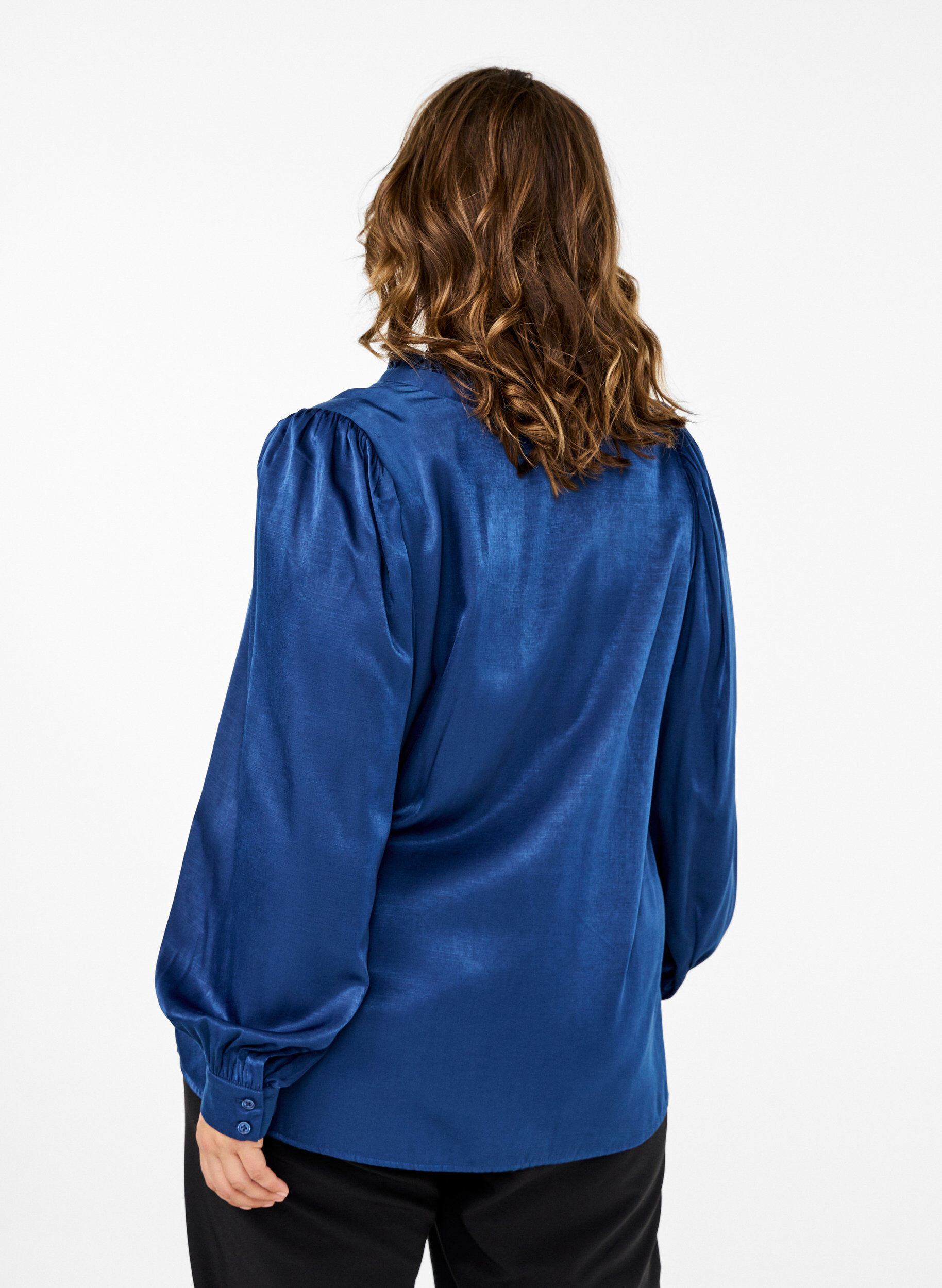 Zizzi Langermet bluse med volanger og V-hals, Estate Blue, Model image number 1