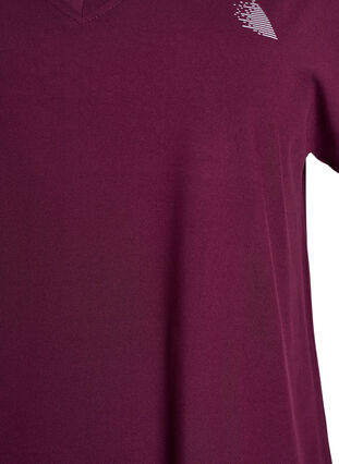 Zizzi Løstsittende trenings-t-skjorte med V-hals, Grape Wine, Packshot image number 2