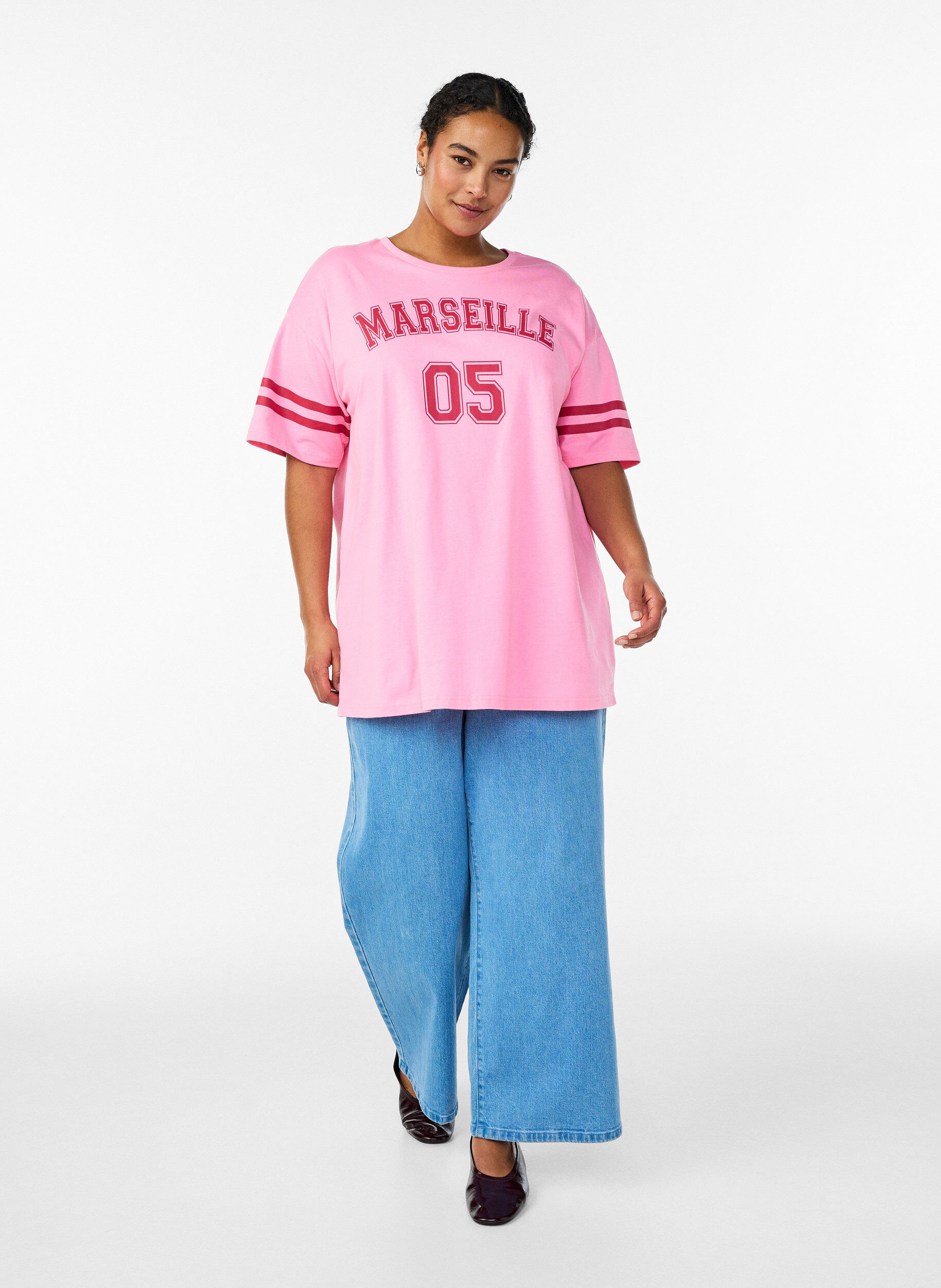 Zizzi Sporty oversized college T-skjorte, Rosa, Model image number 1