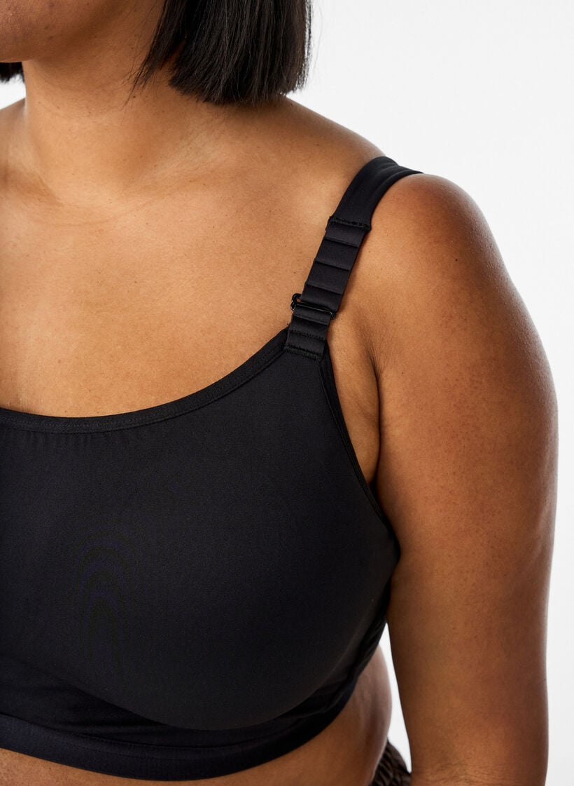 Sports-BH med h&oslash;y st&oslash;tte, b&oslash;yle og polstrede stropper, Svart, Model image number 3