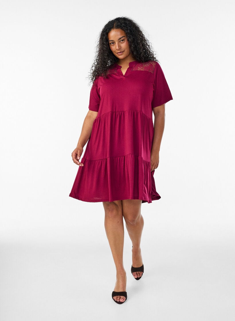 Jerseykjole med blondedetaljer og et lagdelt skj&oslash;rt, R&oslash;d, Model image number 1